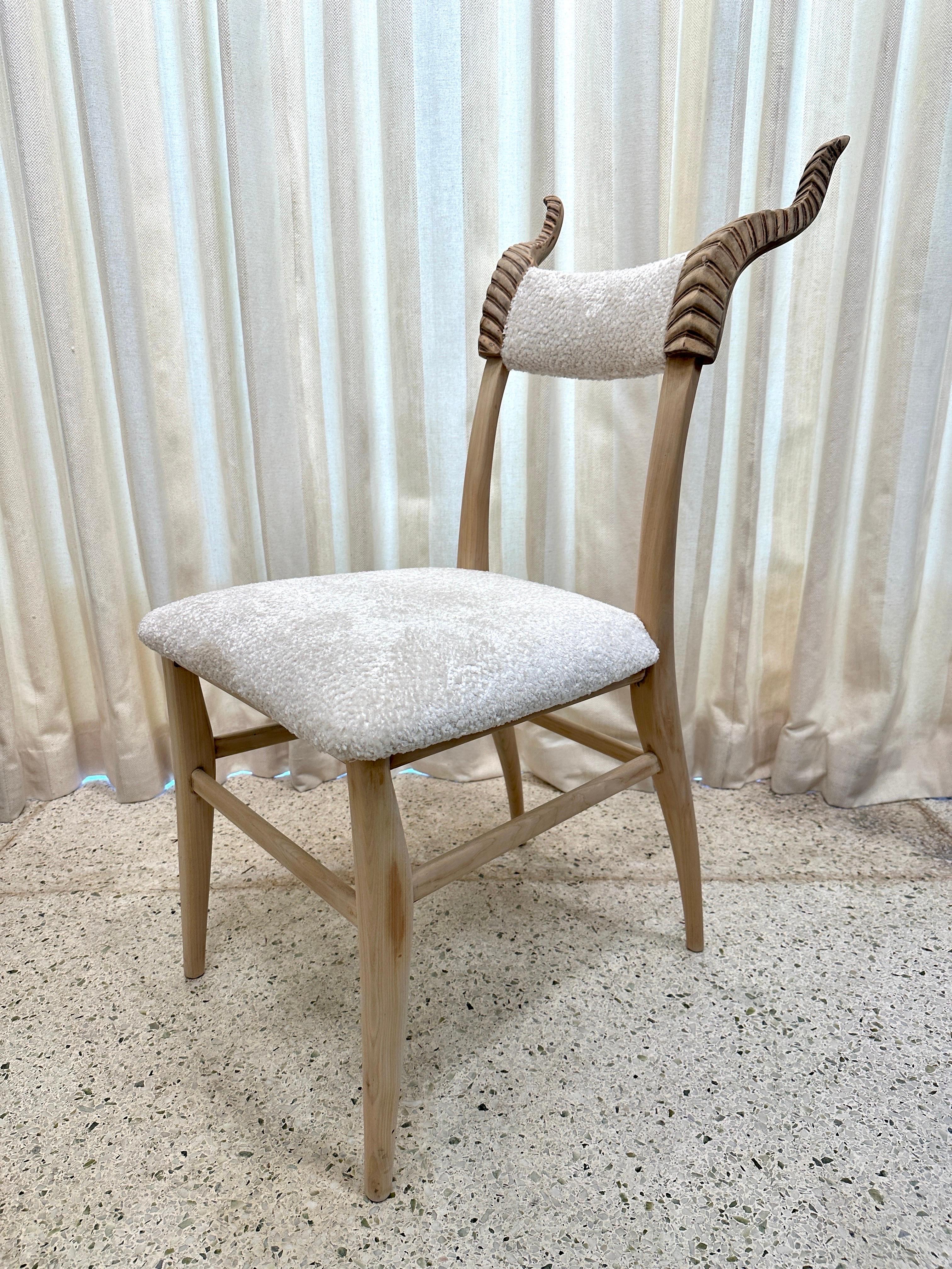 Chaise de bureau/chaise d'appoint chic en bois sculpté avec fleuron en forme de corne en vente 3
