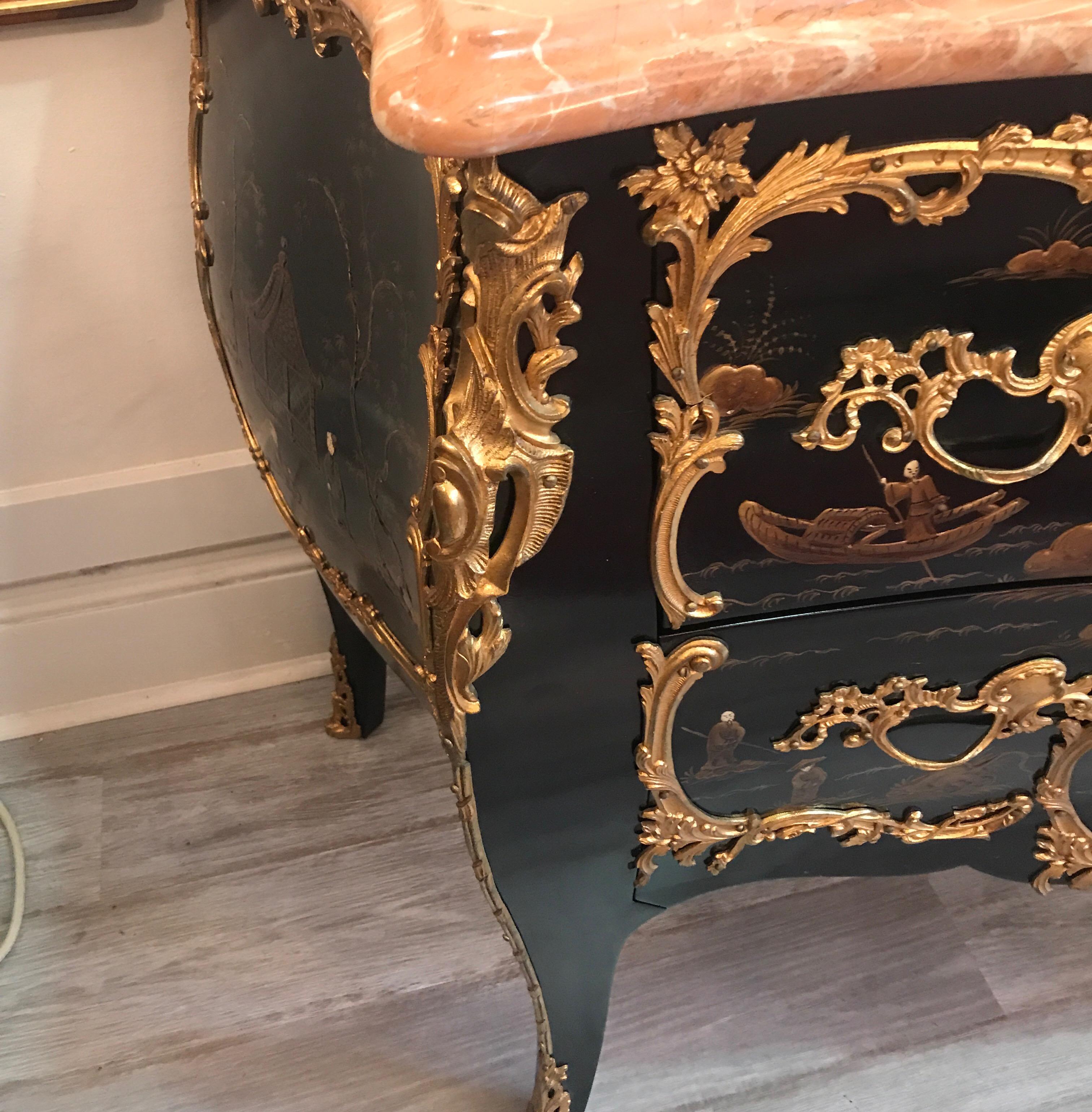 Commode bombée chic et chic de style Louis XV en chinoiserie française 2