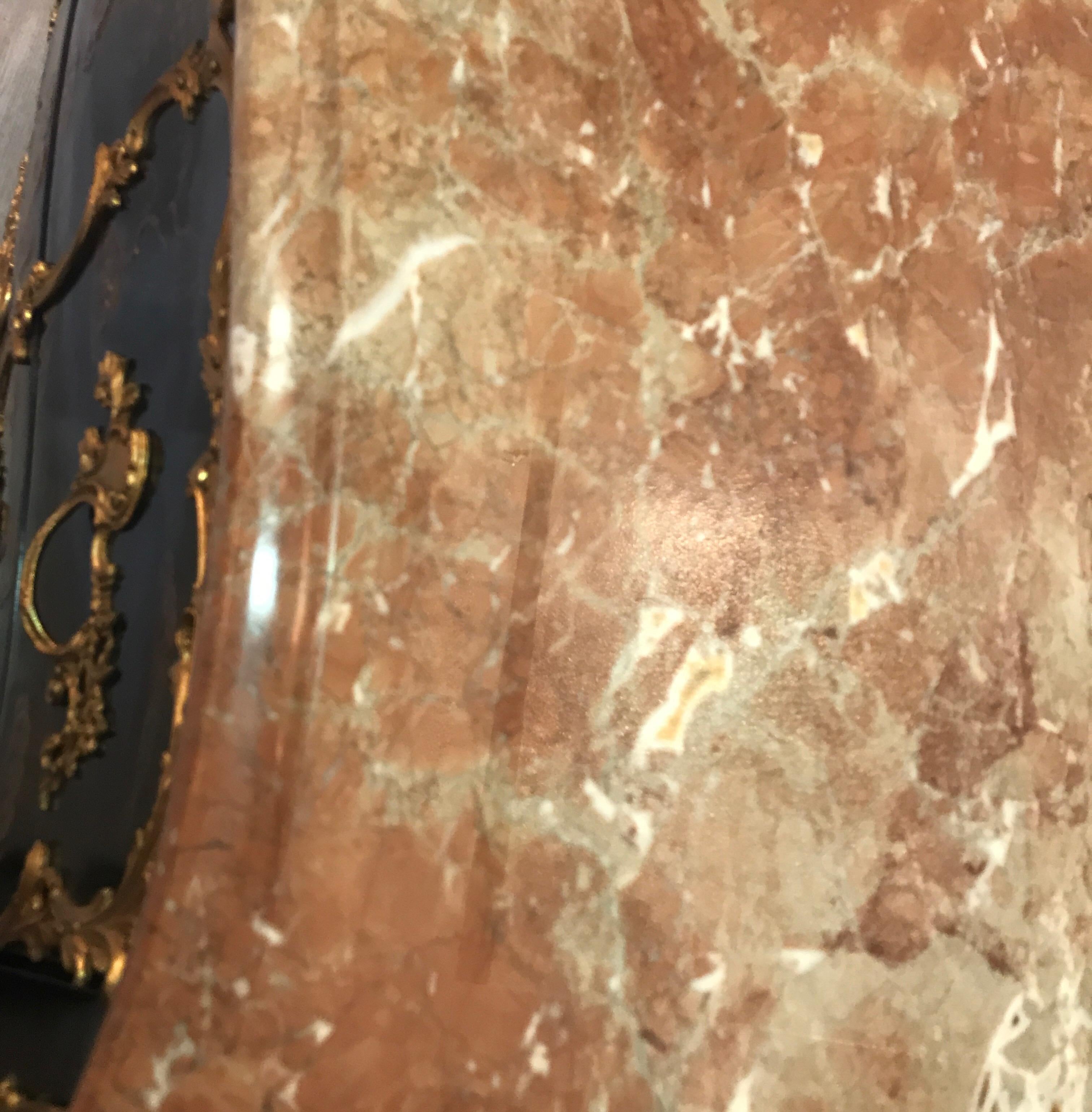 Commode bombée chic et chic de style Louis XV en chinoiserie française 4
