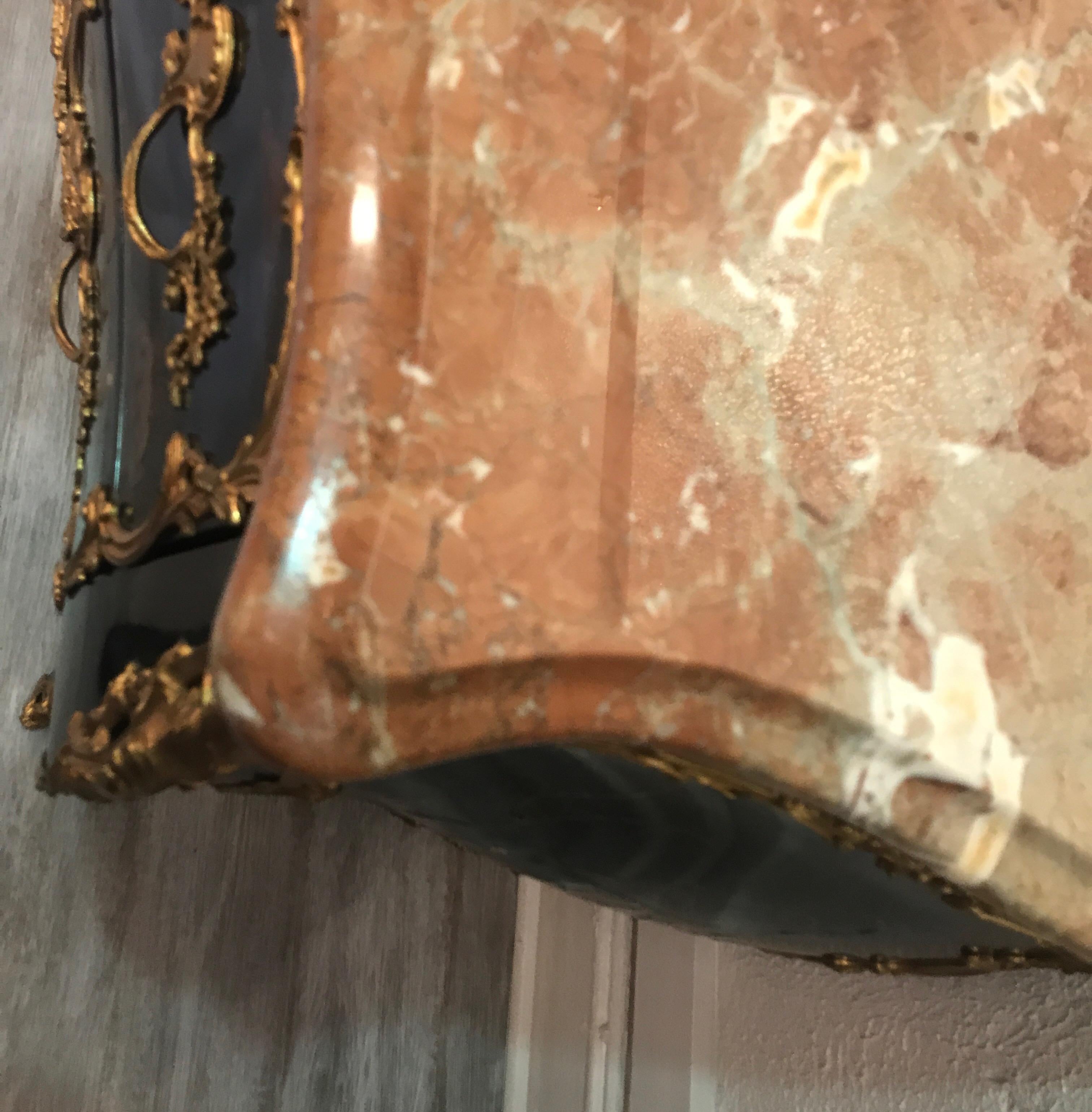 Commode bombée chic et chic de style Louis XV en chinoiserie française 5