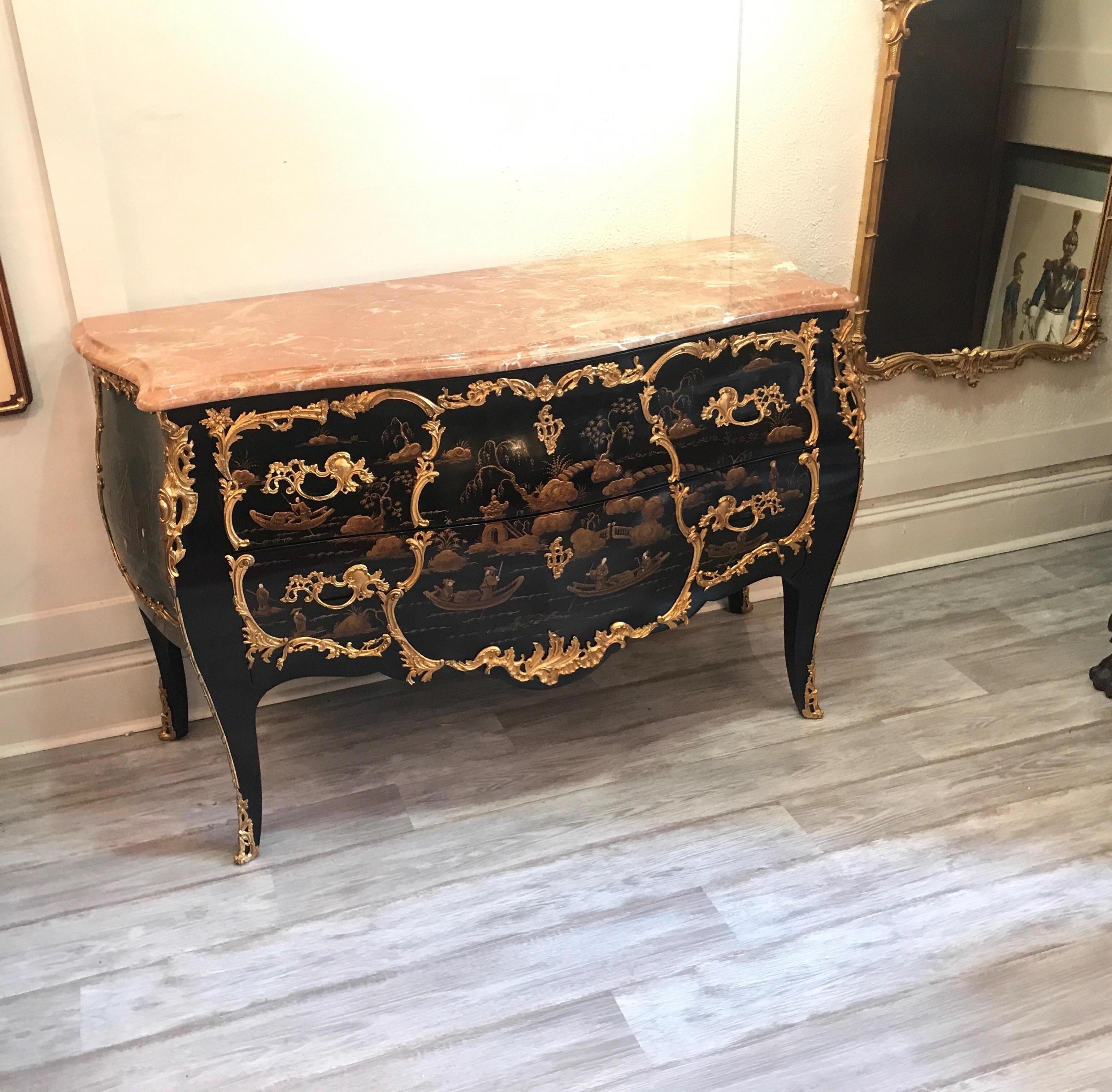 Belle commode Bombe de style Louis XV en chinoiserie. Le fond laqué noir avec des scènes asiatiques peintes à la main sur le devant et les côtés et le dessus en marbre rouge. La poitrine avec des montures en bronze doré sur le devant et les côtés,