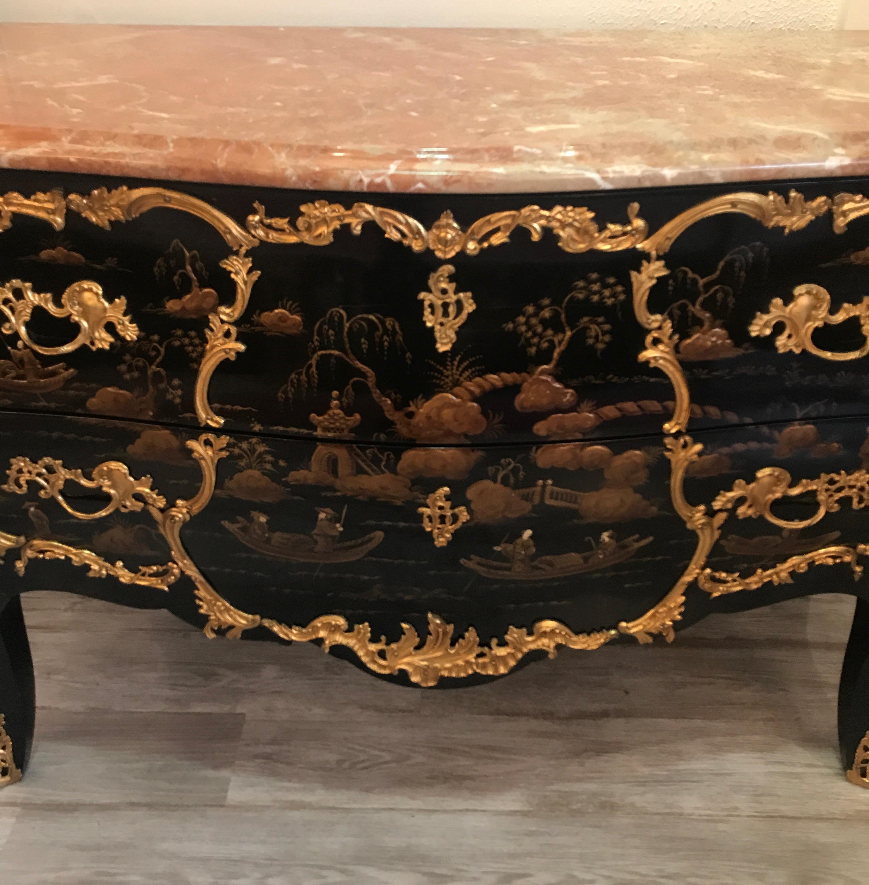 Peint à la main Commode bombée chic et chic de style Louis XV en chinoiserie française