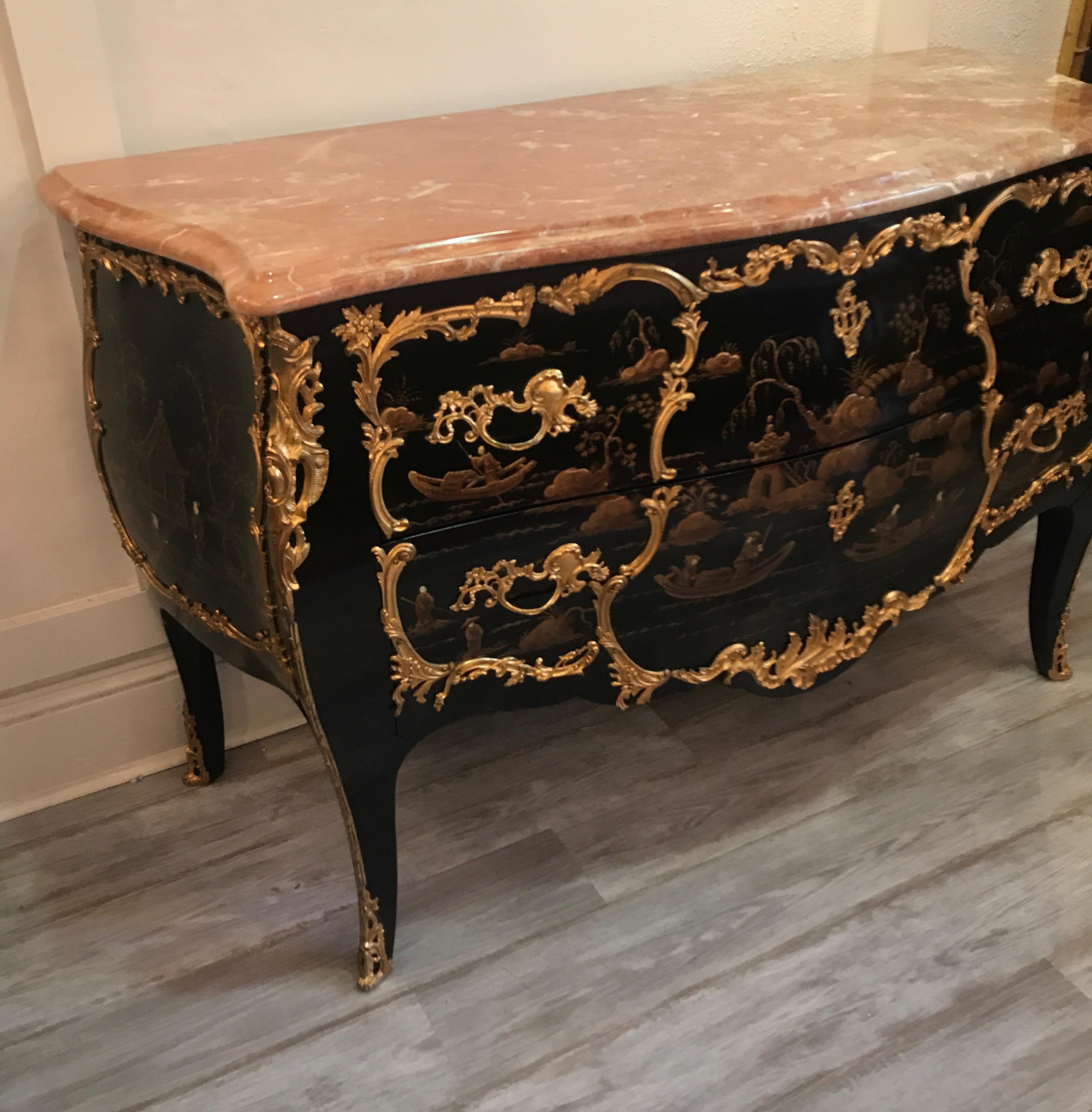 Commode bombée chic et chic de style Louis XV en chinoiserie française Bon état à Lambertville, NJ