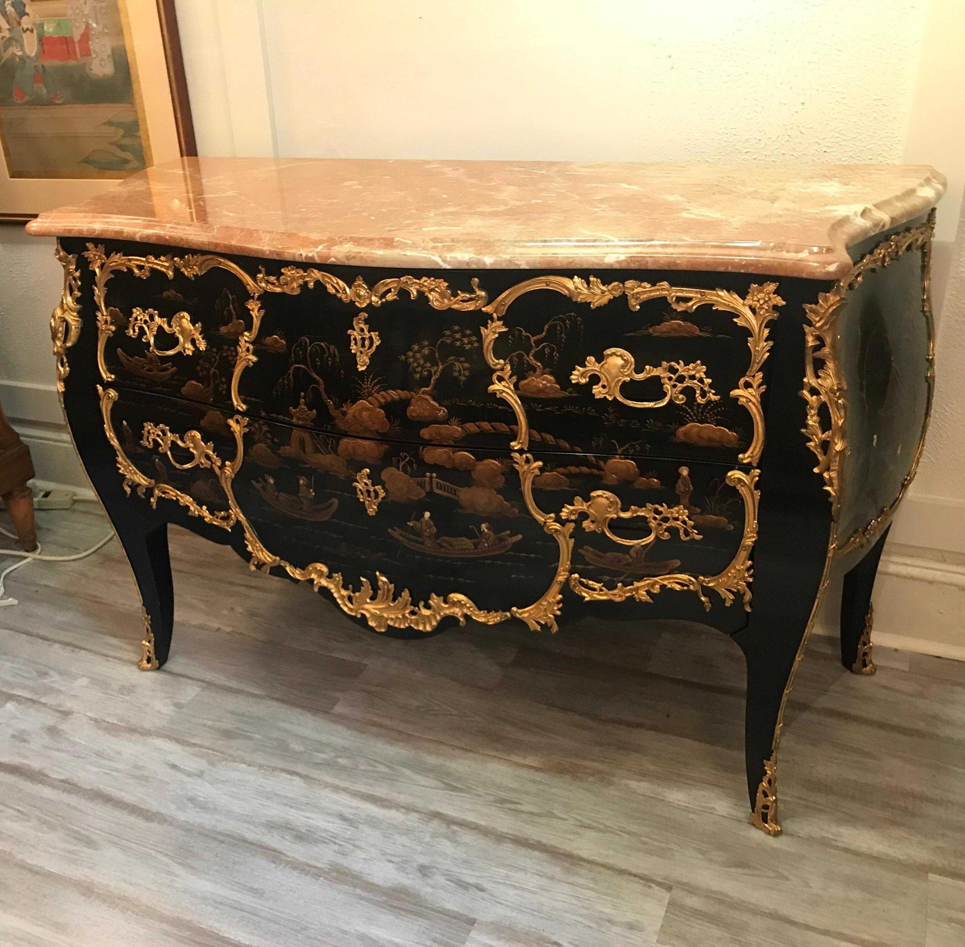 Milieu du XXe siècle Commode bombée chic et chic de style Louis XV en chinoiserie française
