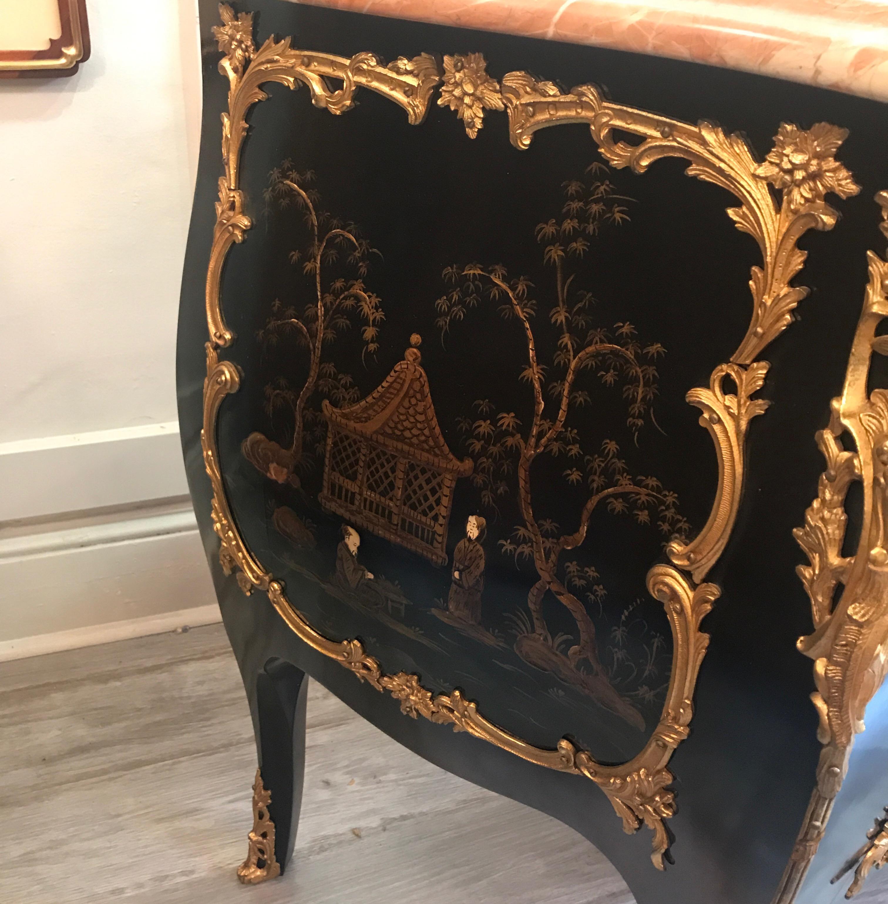 Marbre Commode bombée chic et chic de style Louis XV en chinoiserie française