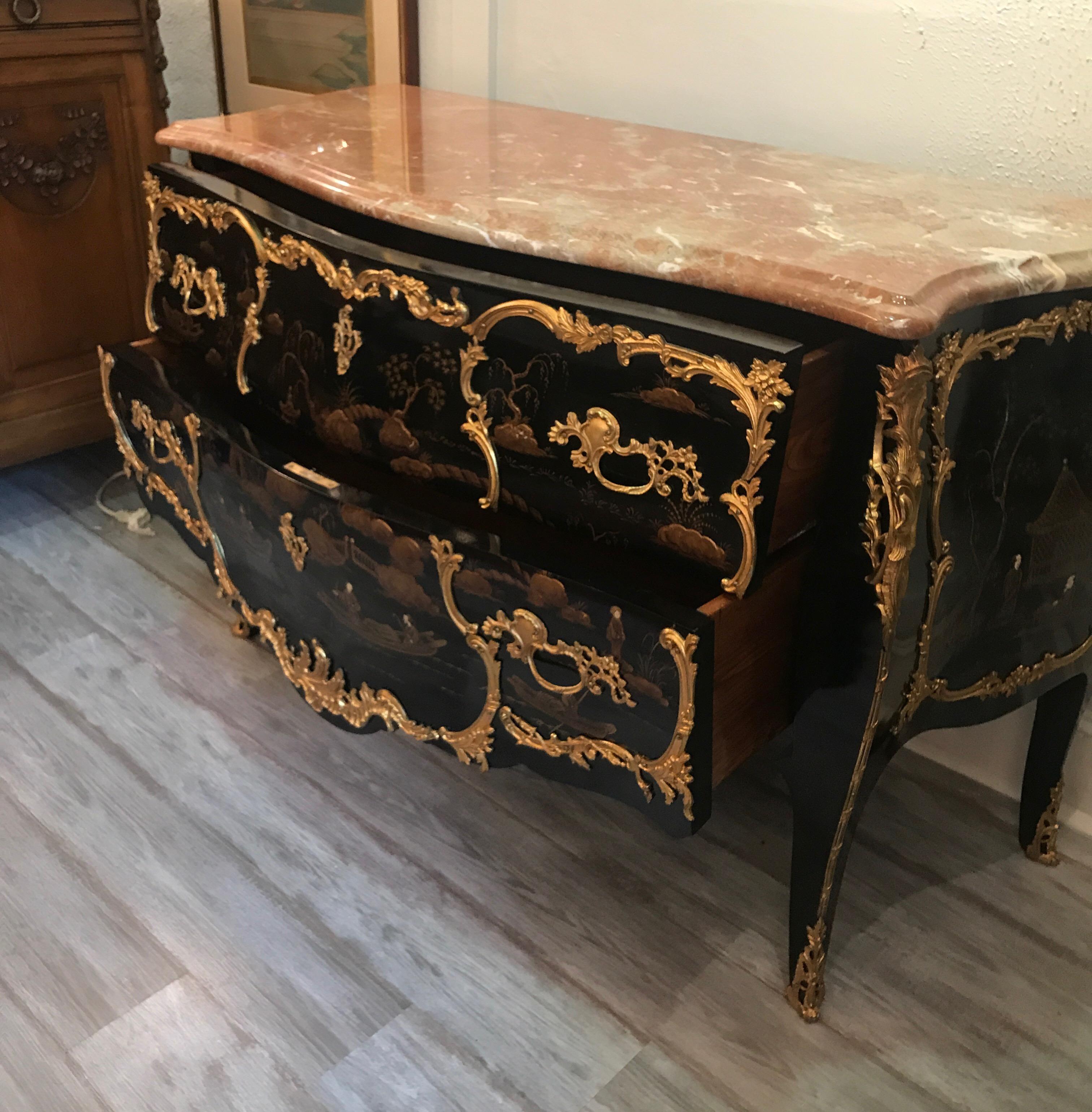 Commode bombée chic et chic de style Louis XV en chinoiserie française 1