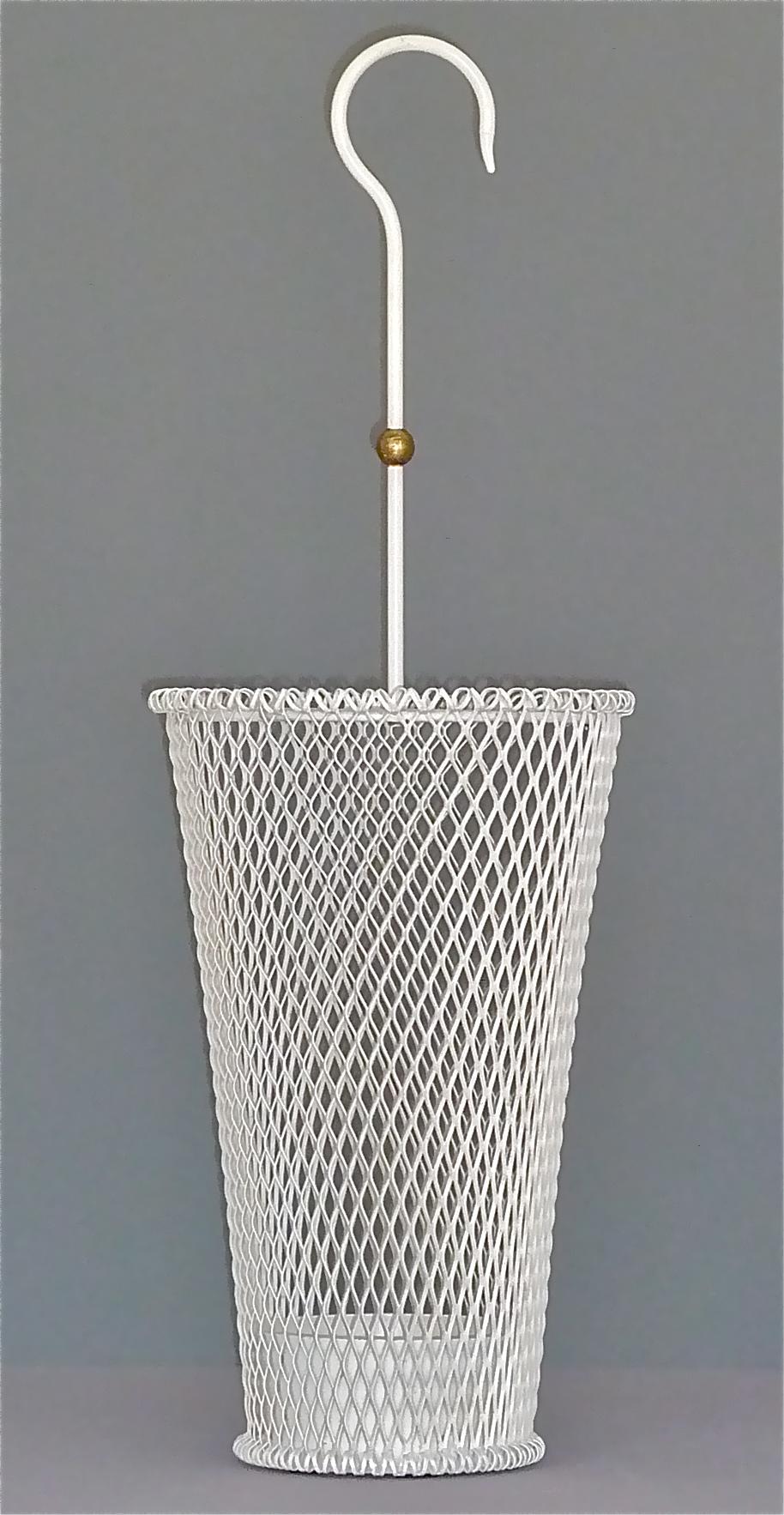 Chic Französisch Schirmständer Matégot Biny Stil Weiß emailliertem Metall Messing, 1950er Jahre (Moderne der Mitte des Jahrhunderts) im Angebot