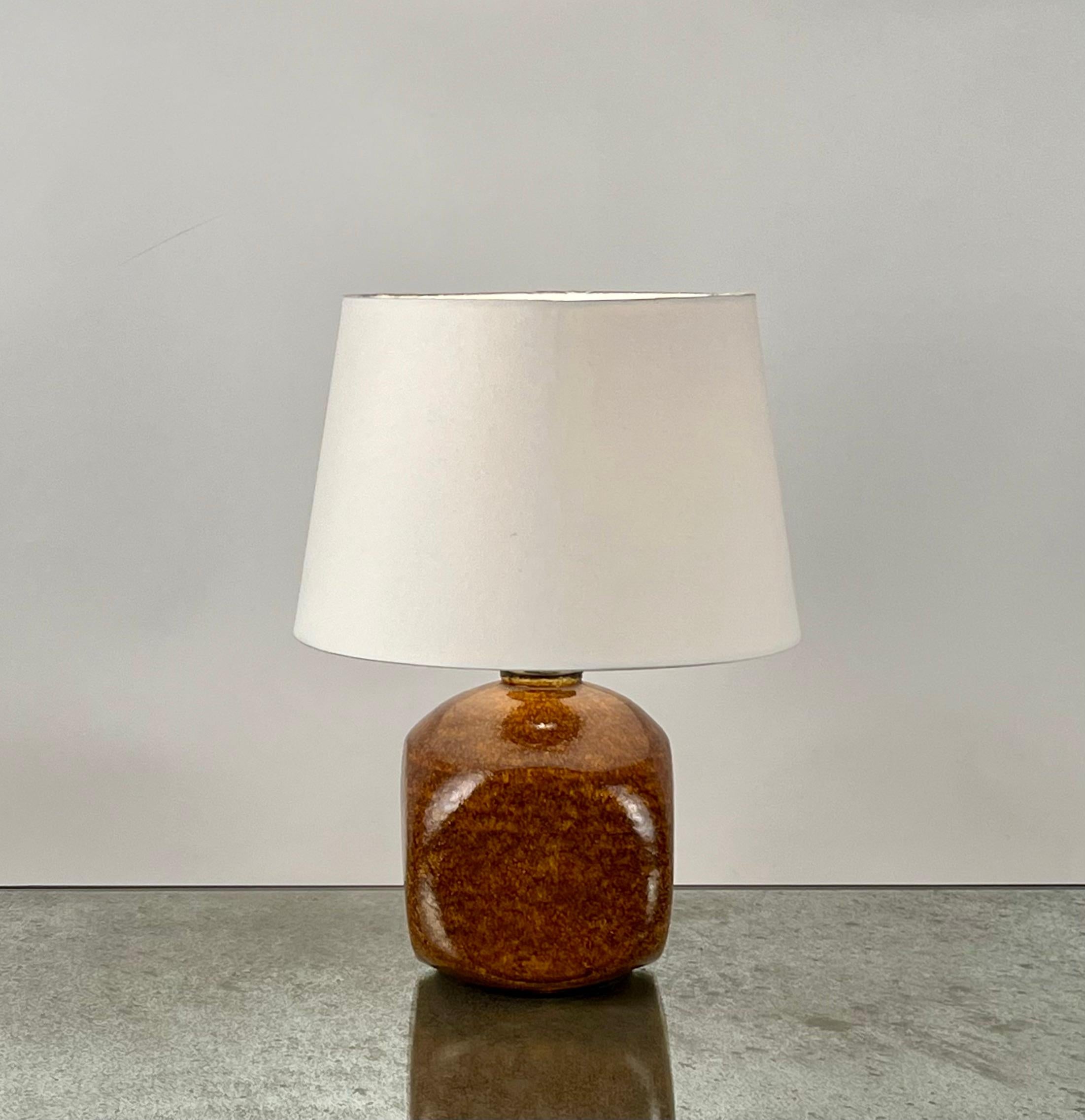 Moderne Lampe de bureau chic en céramique émaillée par Accolay, France en vente