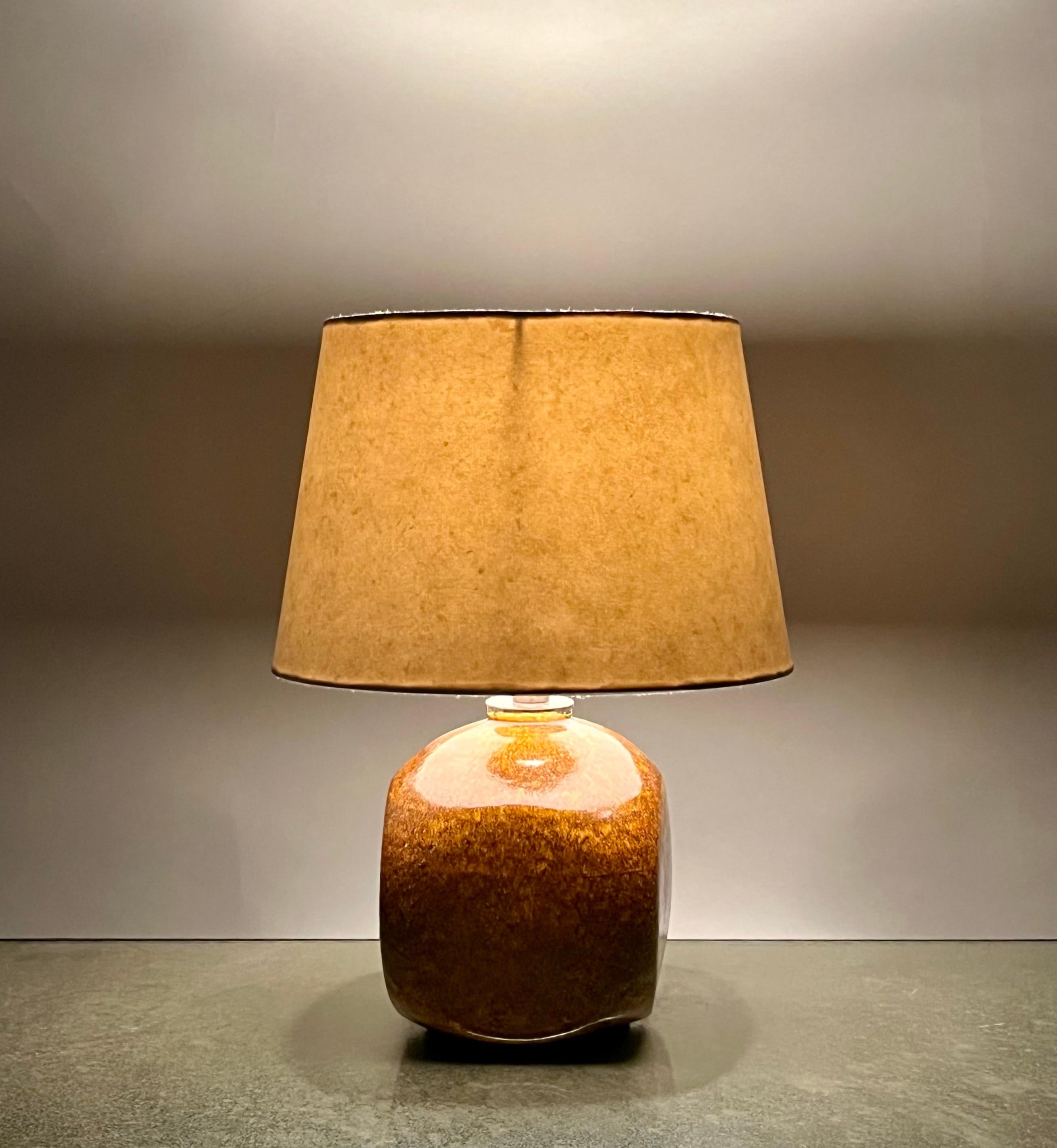 Chic, glasierte Keramik-Schreibtischlampe von Accolay, Frankreich (Französisch) im Angebot