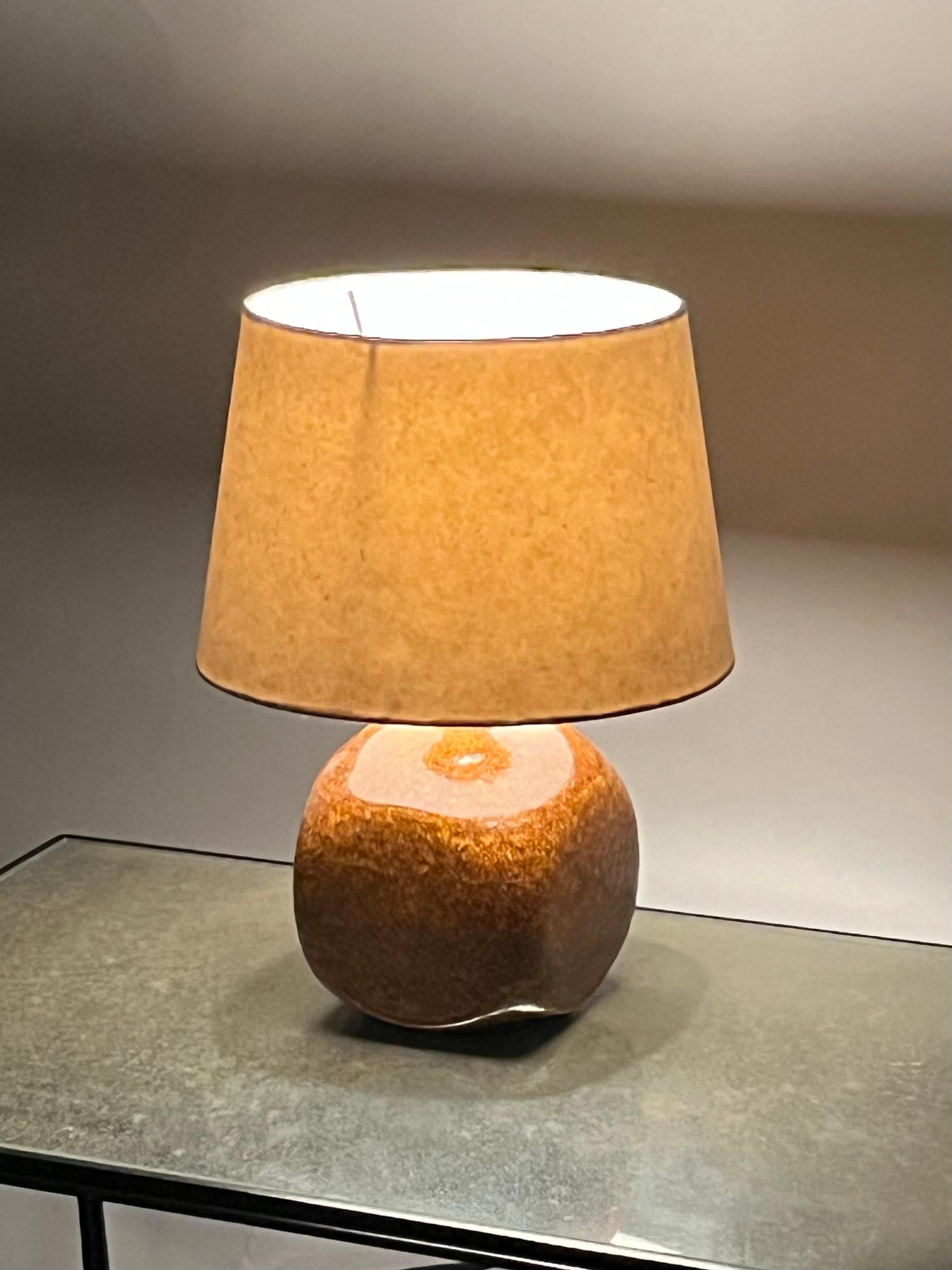 Chic, glasierte Keramik-Schreibtischlampe von Accolay, Frankreich (Glasiert) im Angebot