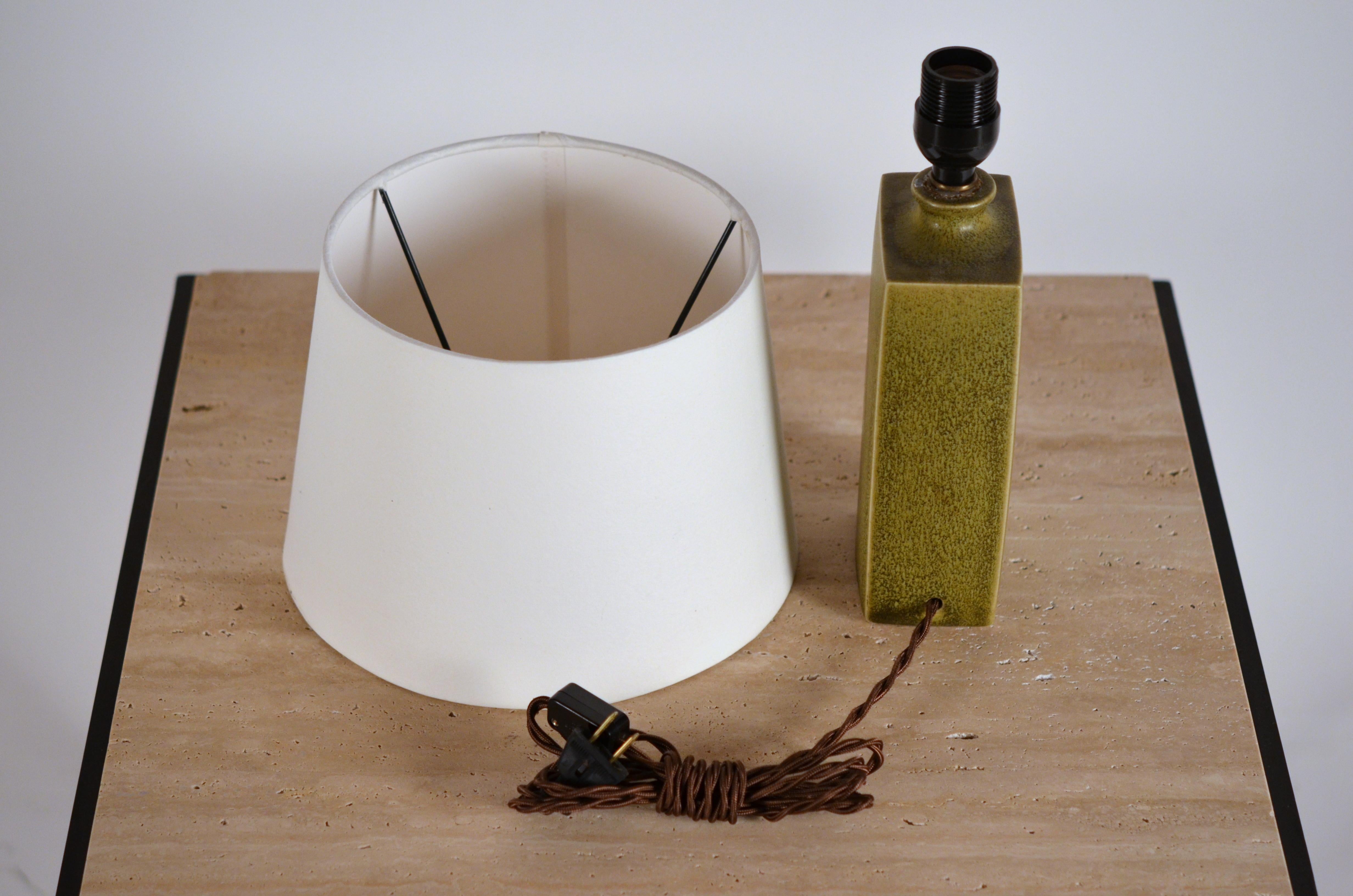 Milieu du XXe siècle Lampe chic en céramique émaillée avec abat-jour en parchemin en vente