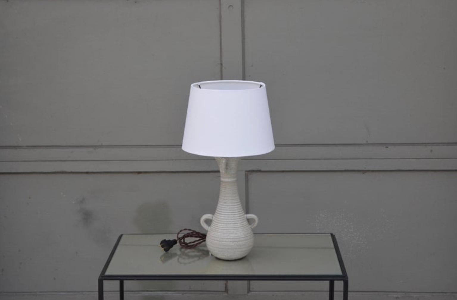 Lampe de table chic en forme de gourde avec abat-jour en parchemin blanc personnalisé. L'abat-jour lui-même mesure 8 pouces de diamètre en haut x 10 pouces de diamètre en bas x 7 pouces de hauteur.