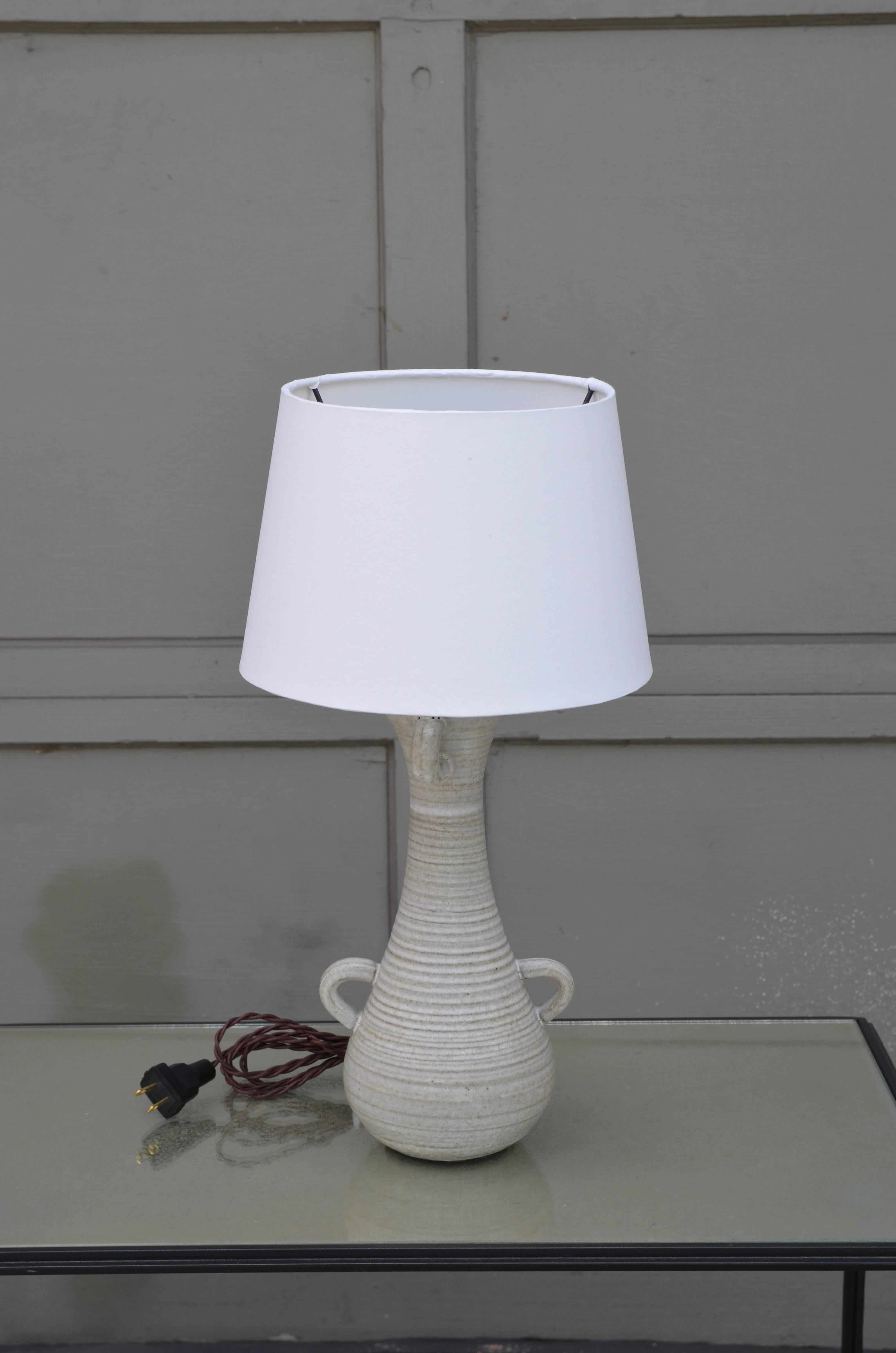 Organique Lampe de bureau chic en forme de gourde avec abat-jour en parchemin blanc sur mesure en vente