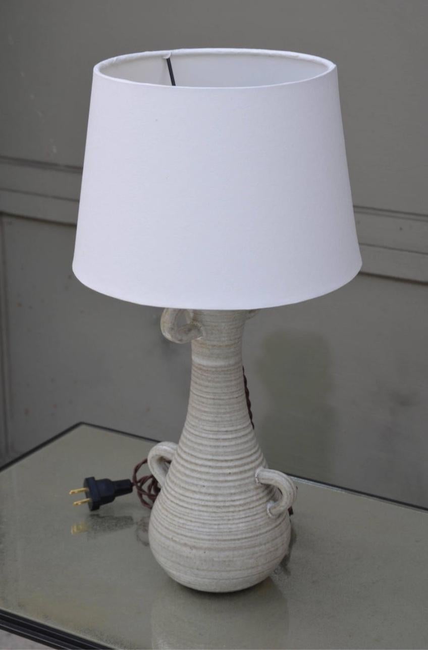 Français Lampe de bureau chic en forme de gourde avec abat-jour en parchemin blanc personnalisé en vente