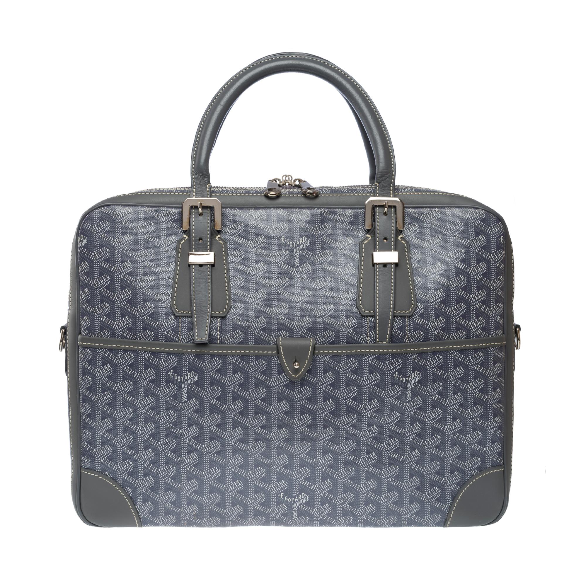 Elegant​ ​Goyard​ ​Ambassade​ ​briefcase​ ​in​ ​grey​ ​Goyardine​ ​canvas​ ​and​ ​grey​ ​Cervon​ ​calfskin​ ​leather​ ​,​ ​silver​ ​metal​ ​trim,​ ​double​ ​grey​ ​leather​ ​handle​ ​for​ ​hand​ ​carry

Zipper
A​ ​patch​ ​pocket​ ​at​ ​the​ ​front​