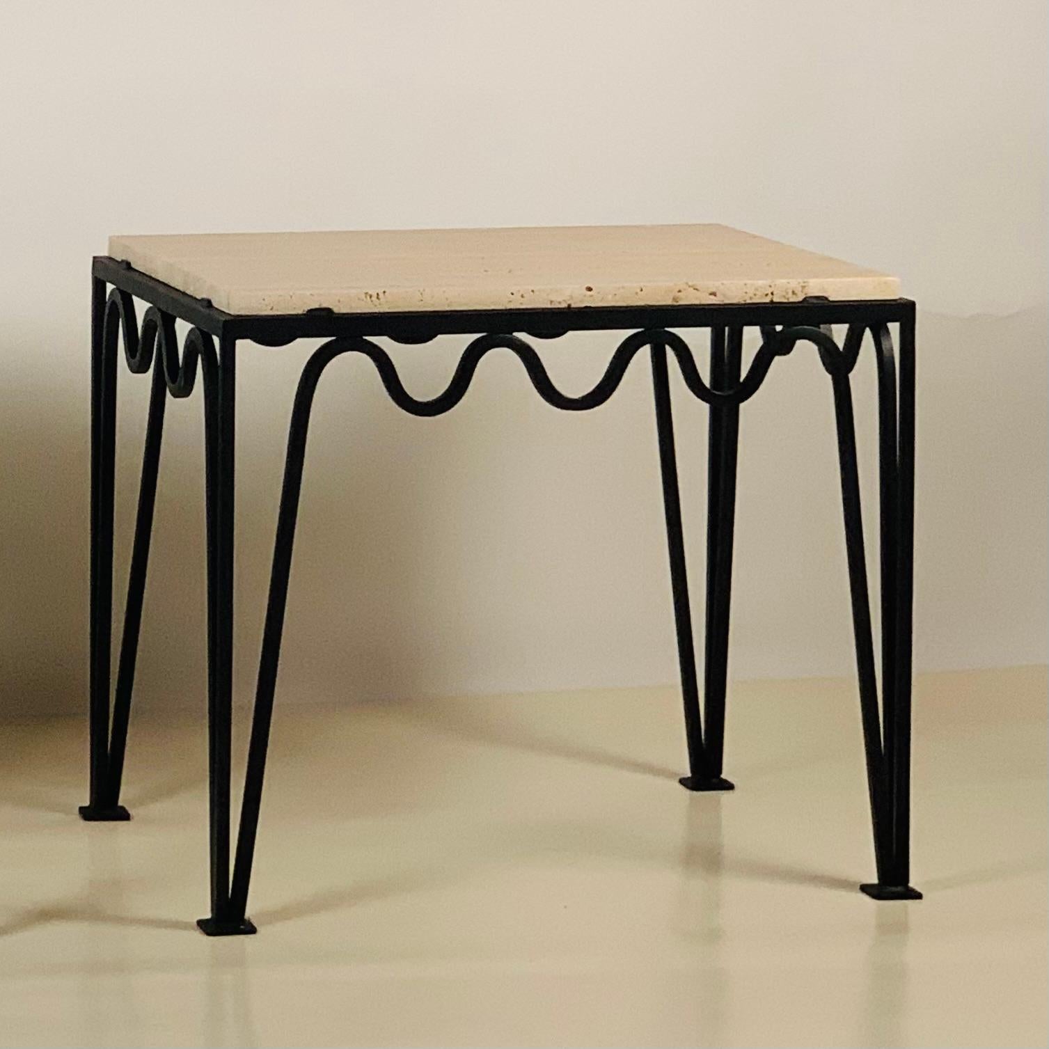 Moderne Table d'appoint Meandre en travertin rainuré chic par Design Frères en vente
