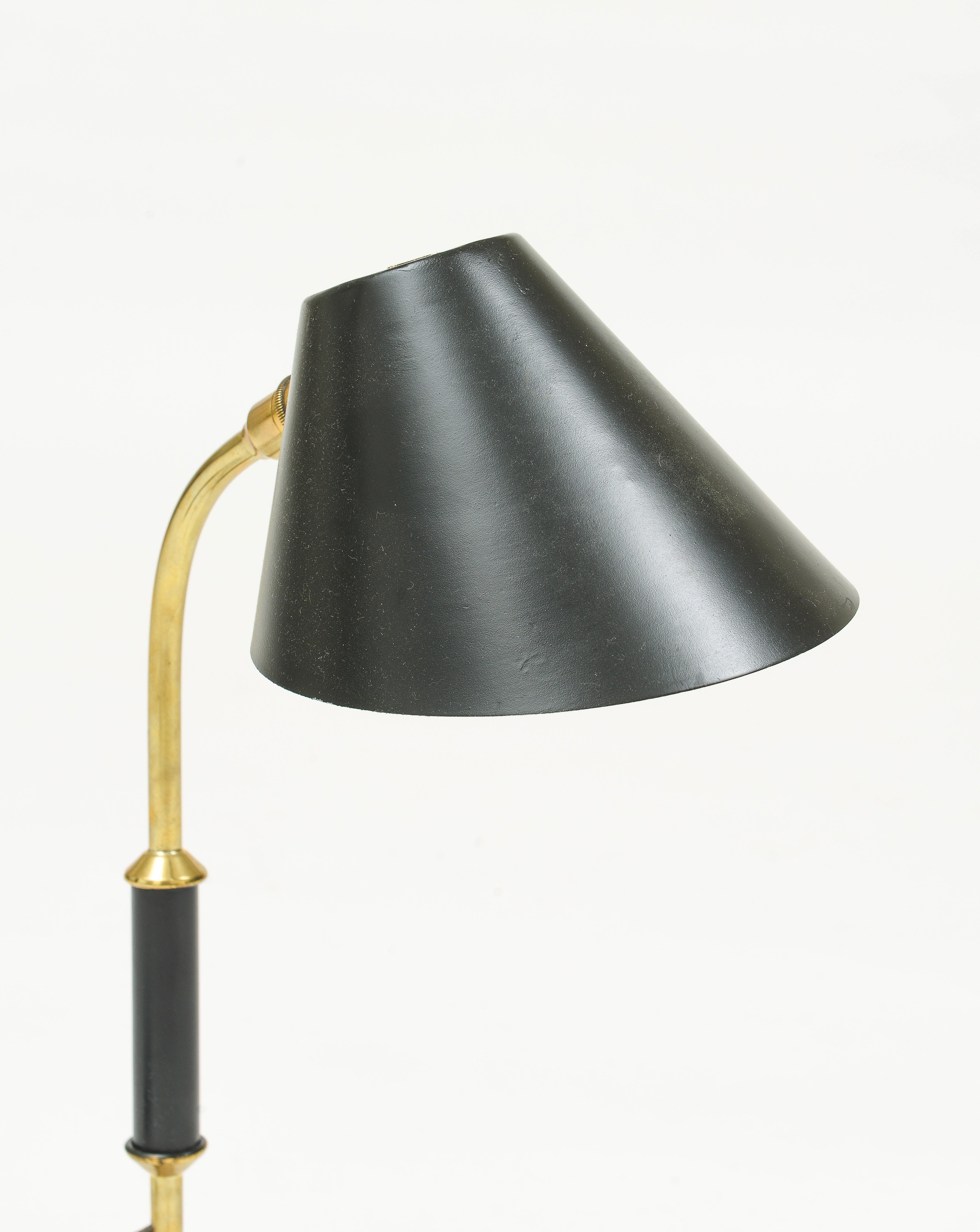 French Chic Handsome Robert Mathieu Lunel Brass and Black Table Lamp, France, 1950's For Sale