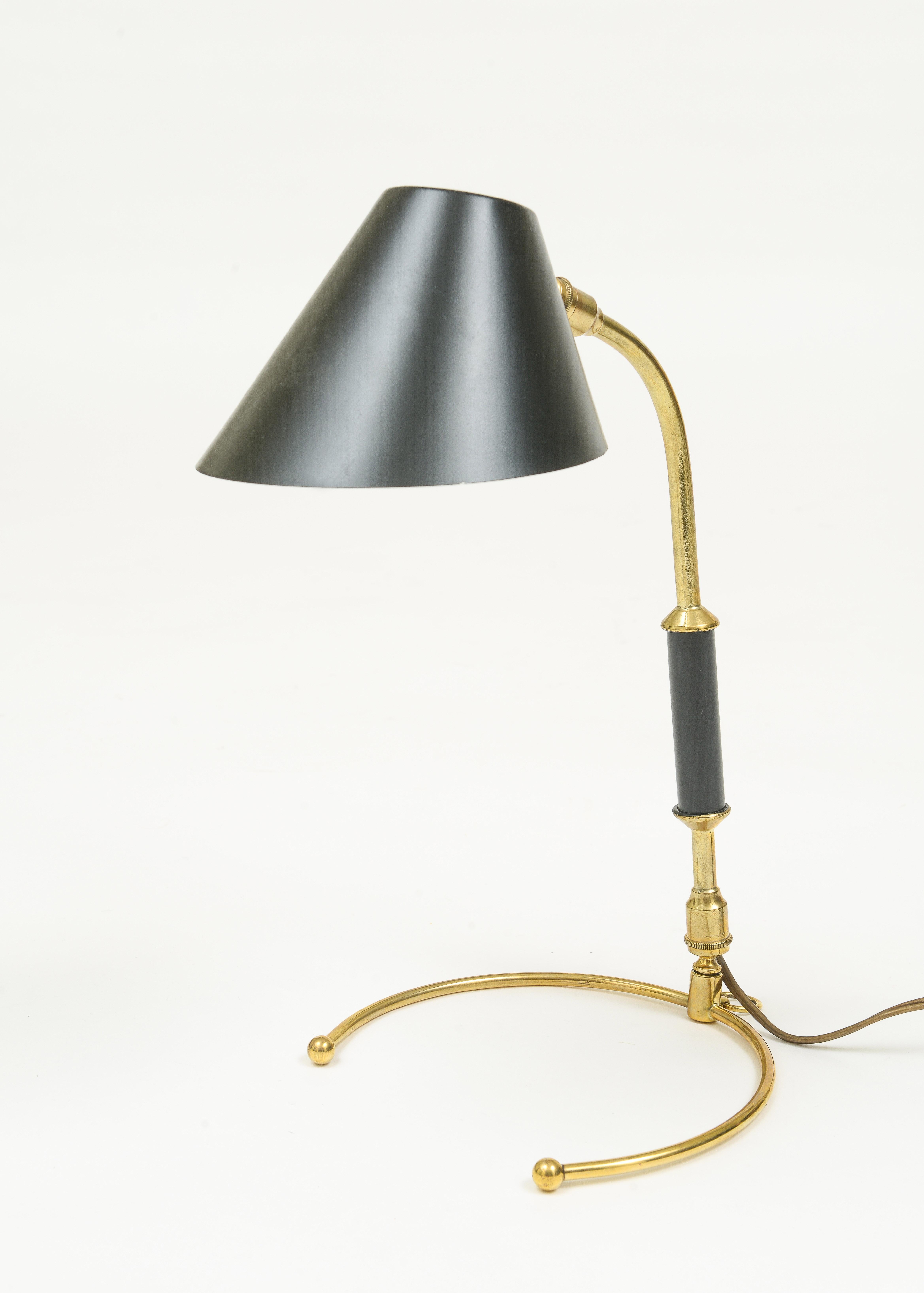 Elegante lámpara de mesa Robert Mathieu Lunel de latón y negro, Francia, años 50 siglo XX en venta