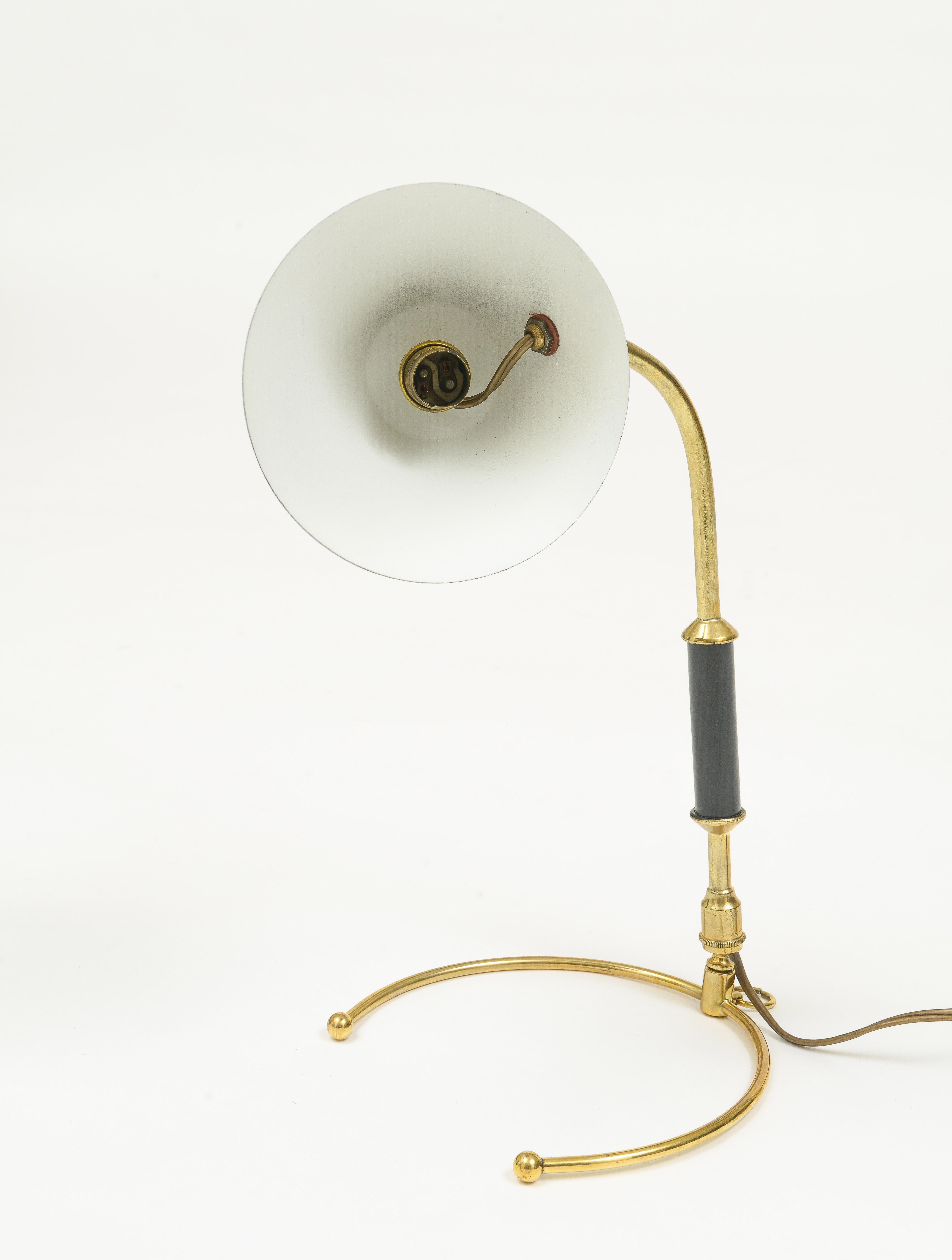 Laiton Magnifique lampe de bureau chic Robert Mathieu Lunel en laiton et noir, France, années 1950 en vente