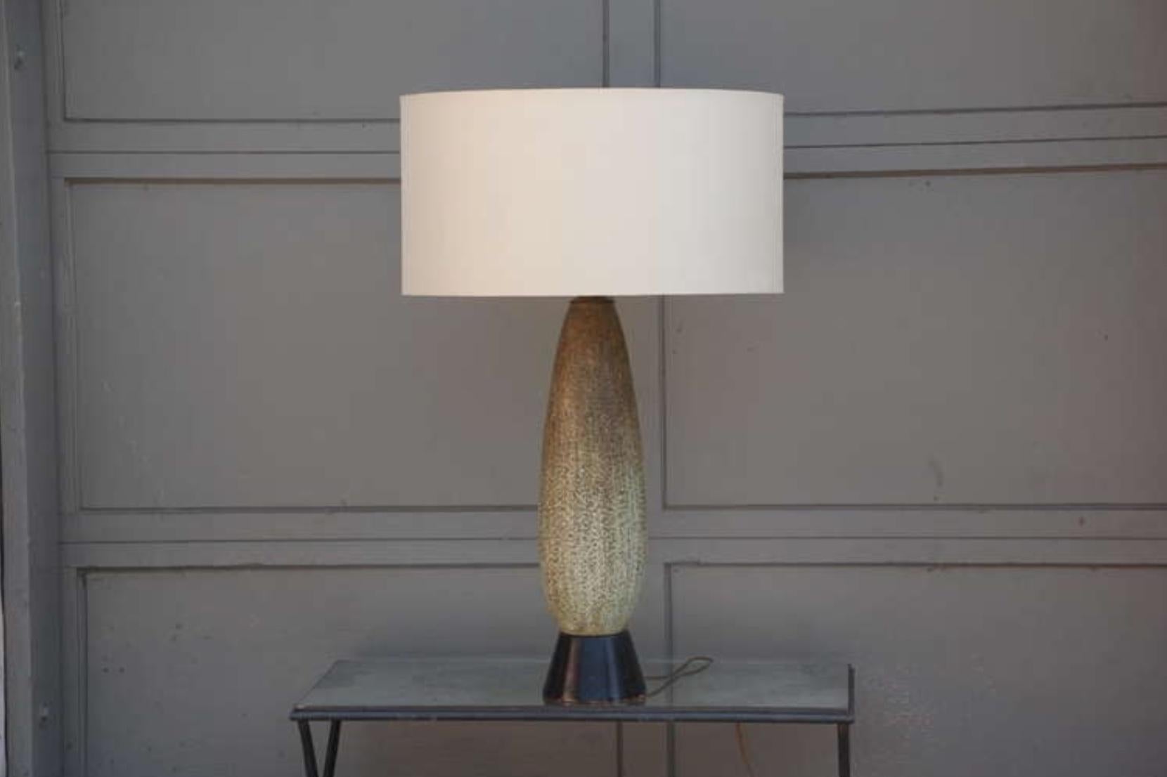 Lampe oblongue chic et lourde en céramique de Studio. Recâblé.

Dimensions de l'abat-jour : 11 pouces de hauteur x 22 pouces de diamètre.