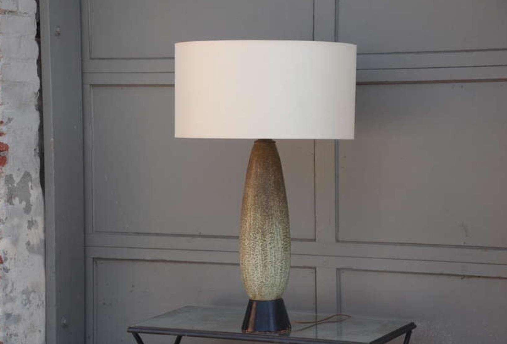 Mid-Century Modern Lampe oblongue chic et lourde en céramique Studio en vente