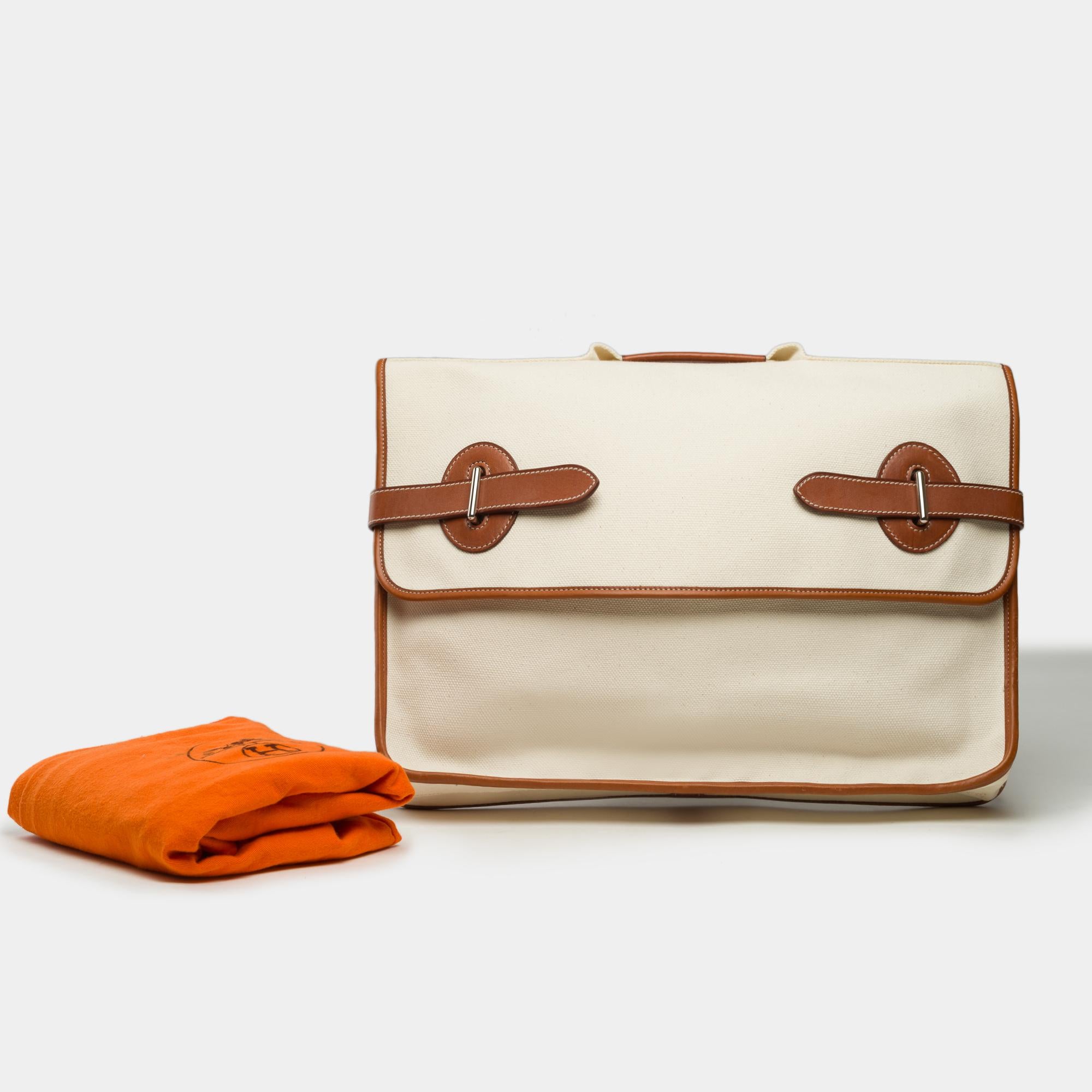 Hermes​ ​Buenaventura​ ​Briefcase​ ​in​ ​beige​ ​officer​ ​canvas​ ​and​ ​Barénia​ ​Gold​ ​leather,​ ​palladium​ ​silver​ ​metal​ ​trim,​ ​a​ ​handle​ ​in​ ​barénia​ ​gold​ ​leather​ ​allowing​ ​a​ ​hand​ ​carry

Closure​ ​by​ ​flap​ ​closure​ ​by​