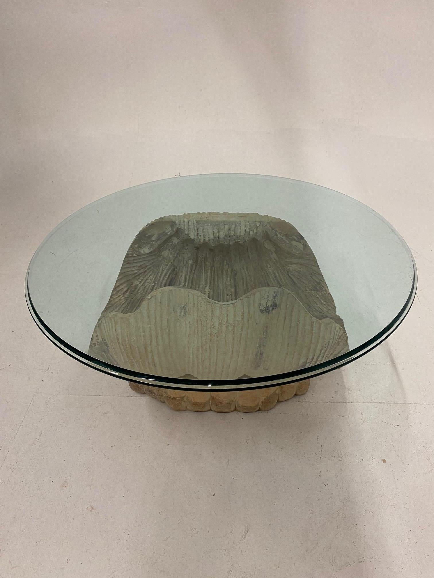 Table basse italienne chic en bois sculpté avec base en coquillage et plateau en verre rond en vente 3