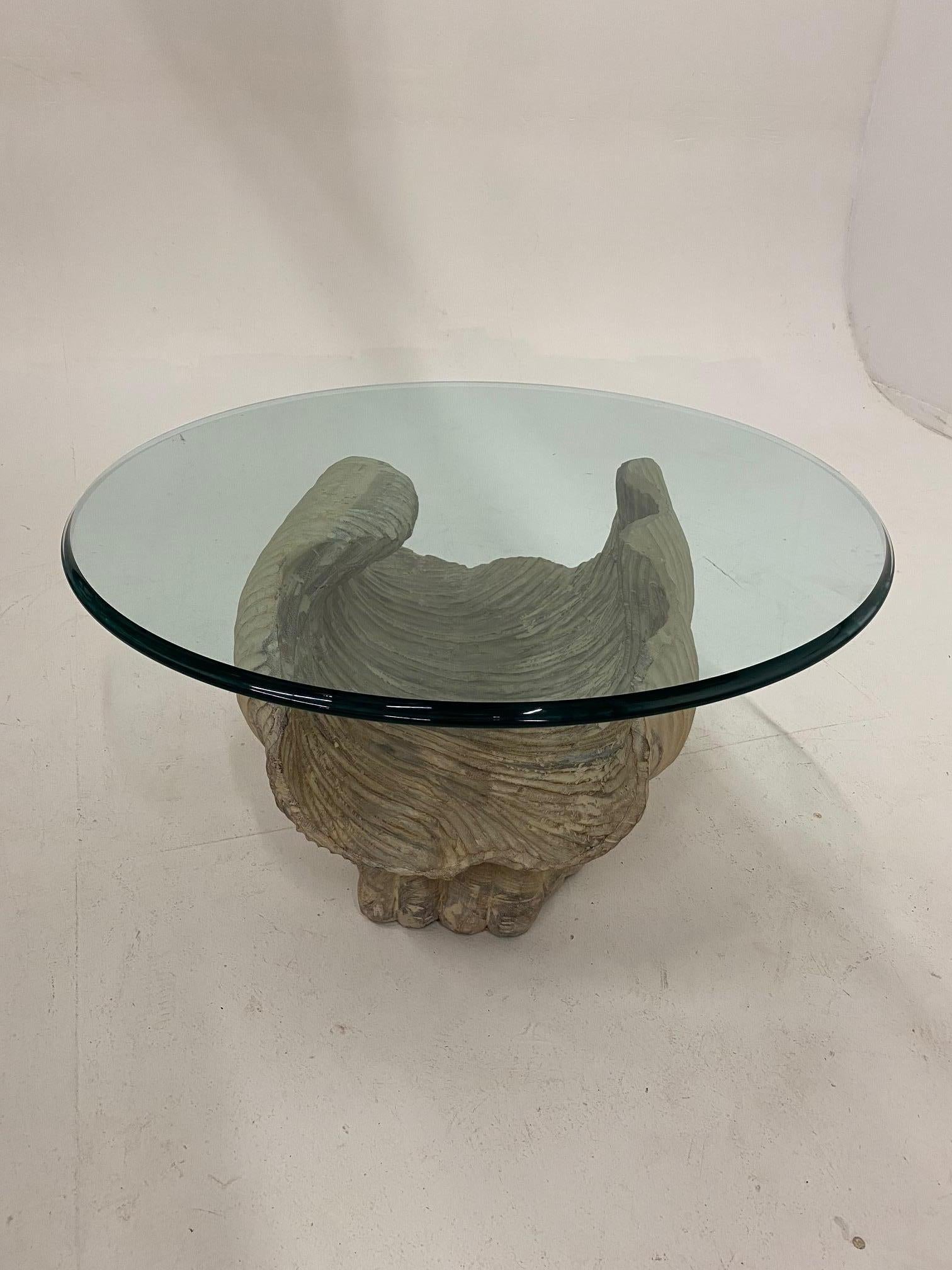 Table basse italienne chic en bois sculpté avec base en coquillage et plateau en verre rond en vente 2