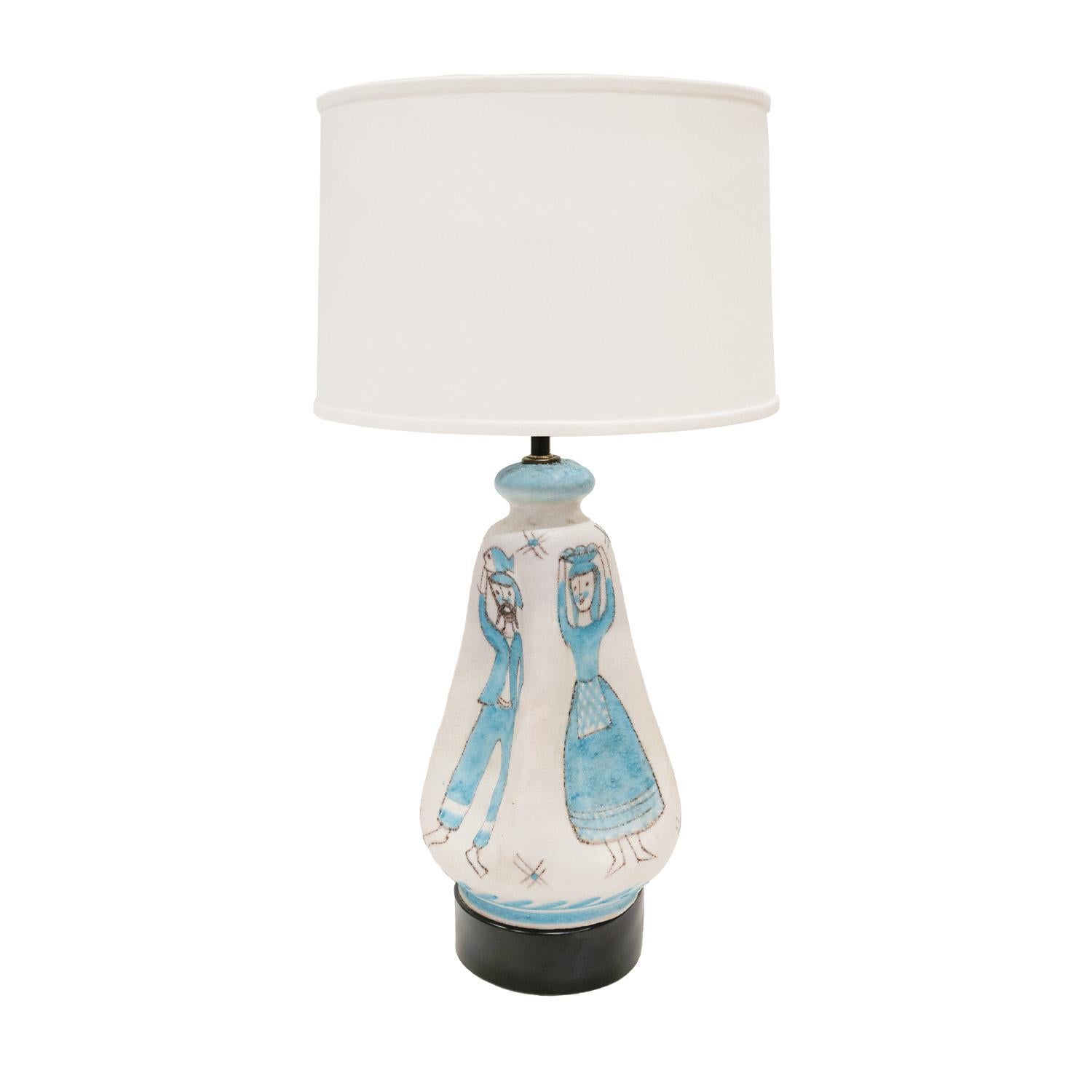 Lampe de table en céramique tournée à la main, chaque côté concave avec un motif pastoral, en émail salé bleu clair, brun et blanc, par C.A.S. Vietri, Italie, années 1950. Cette lampe est absolument magnifique.  Le meilleur de la céramique italienne