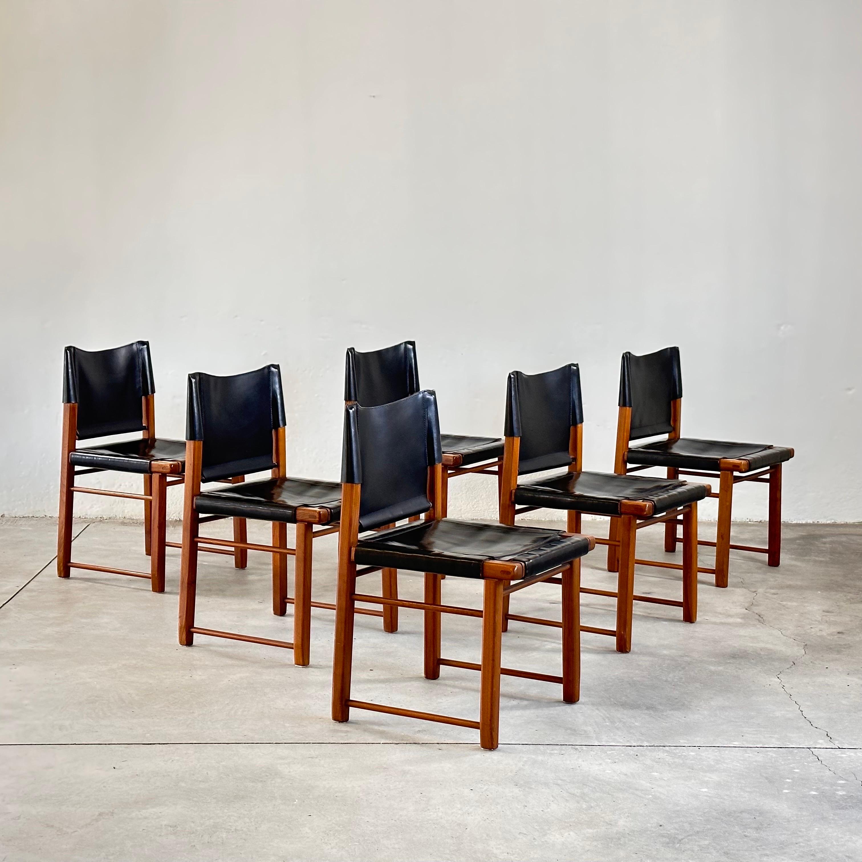 Chic Italian Elegance: Set of 6 Walnut and Black Leather Dining Chairs, 1970s
