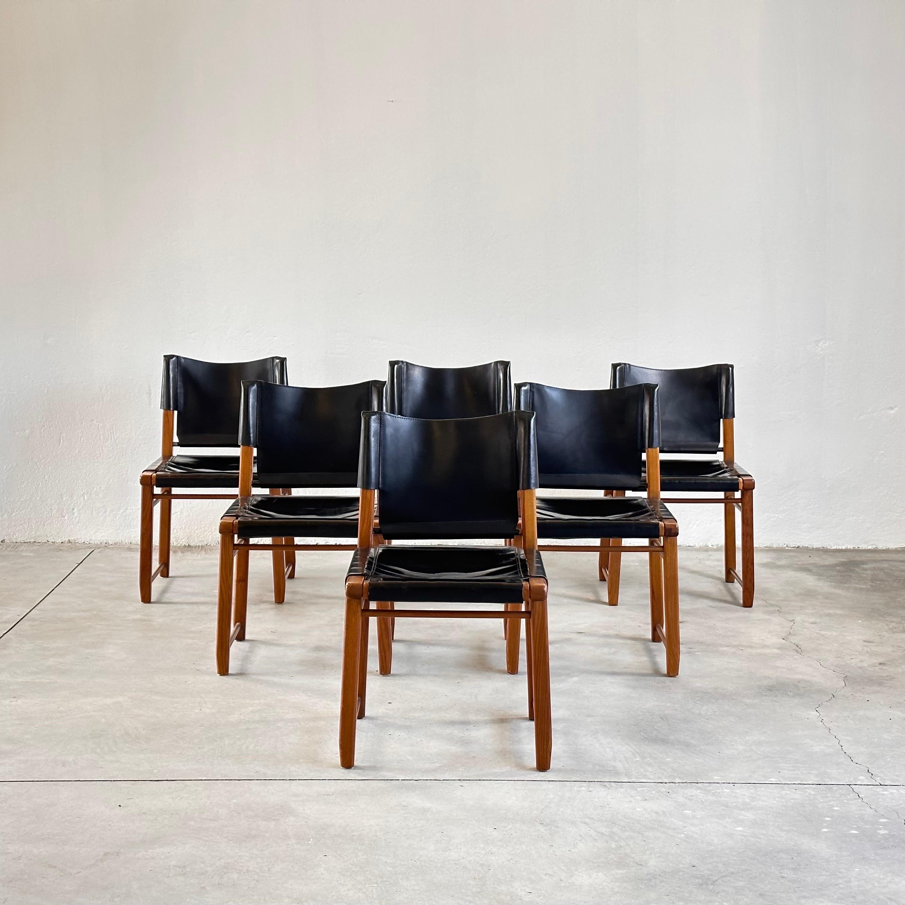 Chic Italian Elegance: Set of Six Walnut and Black Leather Dining Chairs, 1970s In Good Condition For Sale In Brescia , Brescia