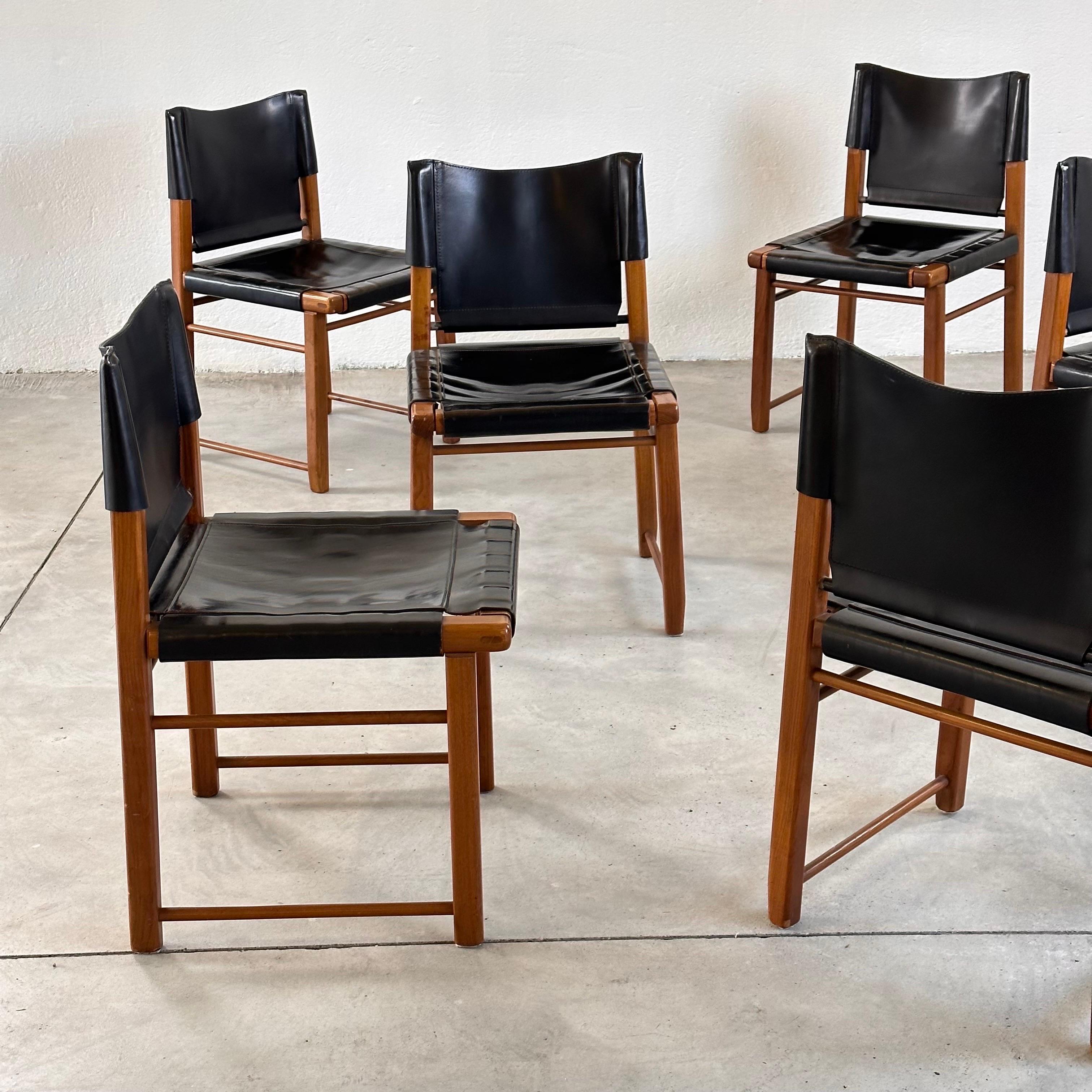 Schicke italienische Eleganz: Satz von sechs Esszimmerstühlen aus Nussbaum und schwarzem Leder, 1970er Jahre (Ende des 20. Jahrhunderts)