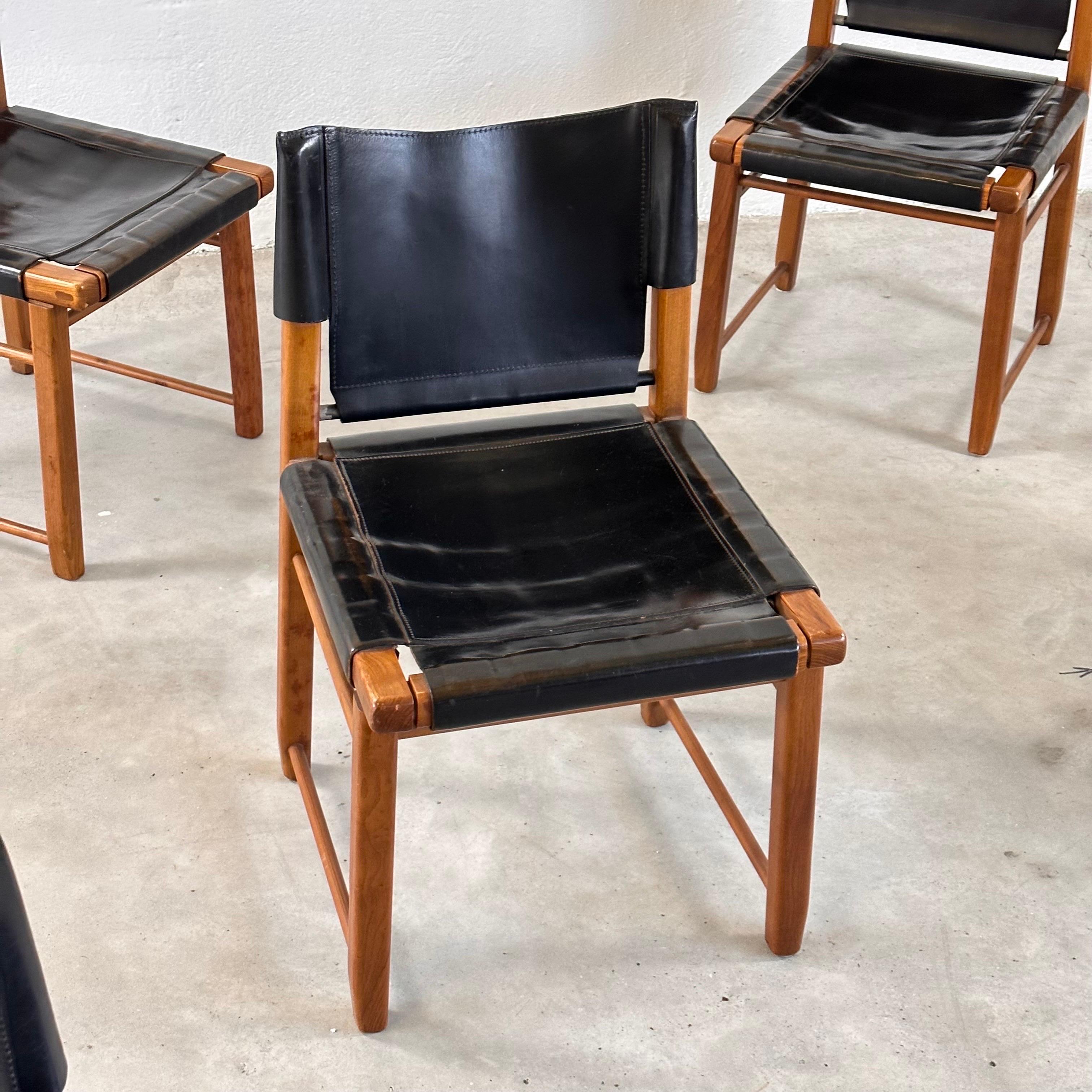 Chic Italian Elegance: Set of Six Walnut and Black Leather Dining Chairs, 1970s For Sale 3