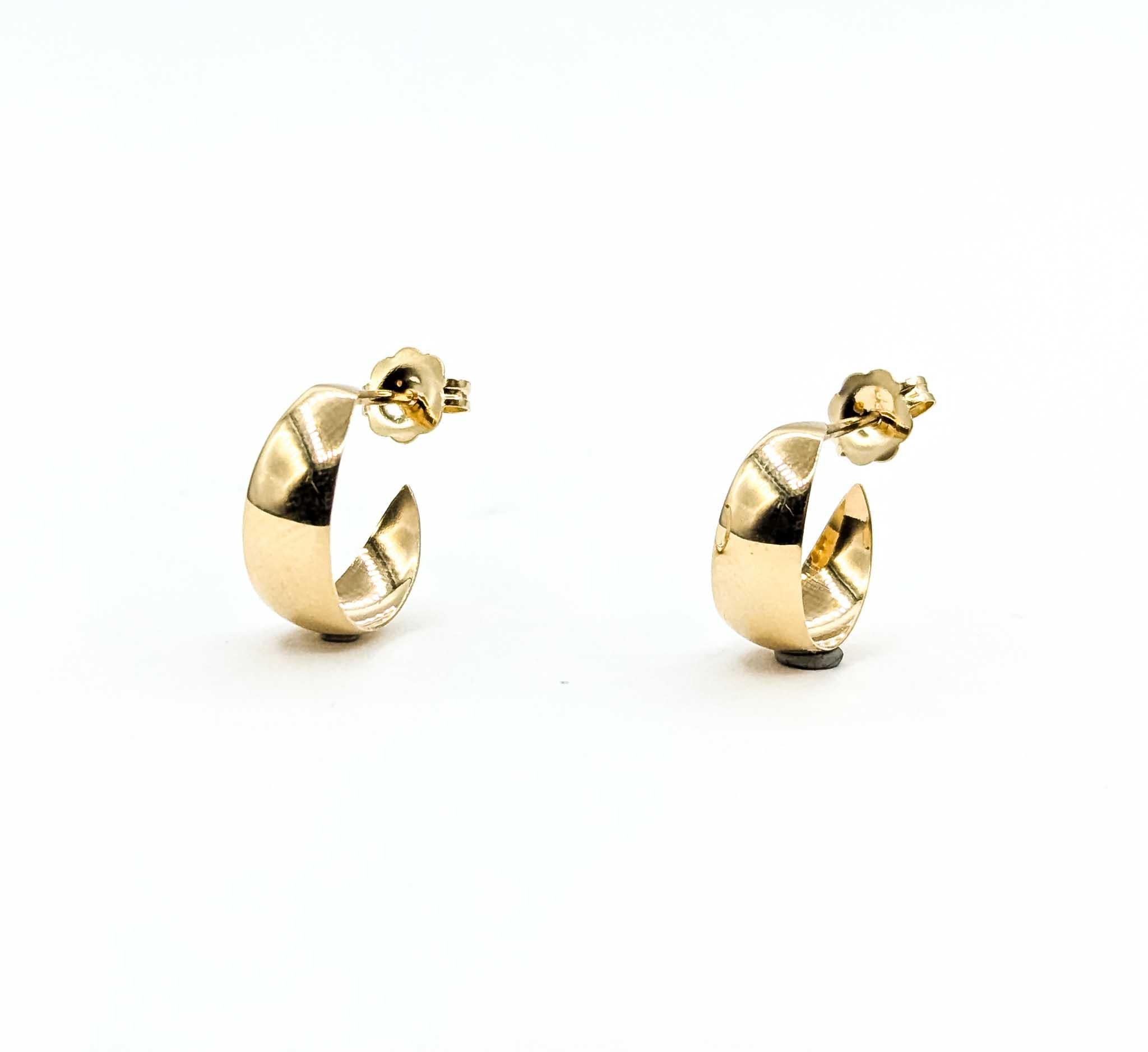 Questi classici orecchini a cerchio a J sono realizzati in oro giallo 14k e offrono uno stile intramontabile e raffinato che completa qualsiasi look. Con un diametro di circa 0,4 pollici e un peso di 0,94 grammi, rappresentano il perfetto equilibrio