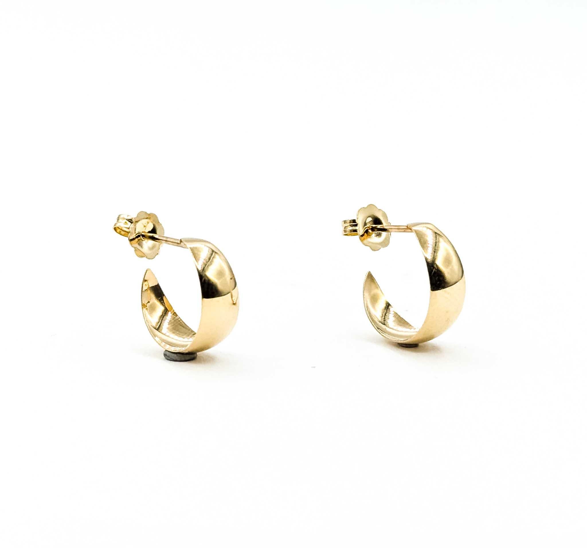 Orecchini Chic J-Hoop in J Gold 14k In condizioni ottime in vendita a Bloomington, MN
