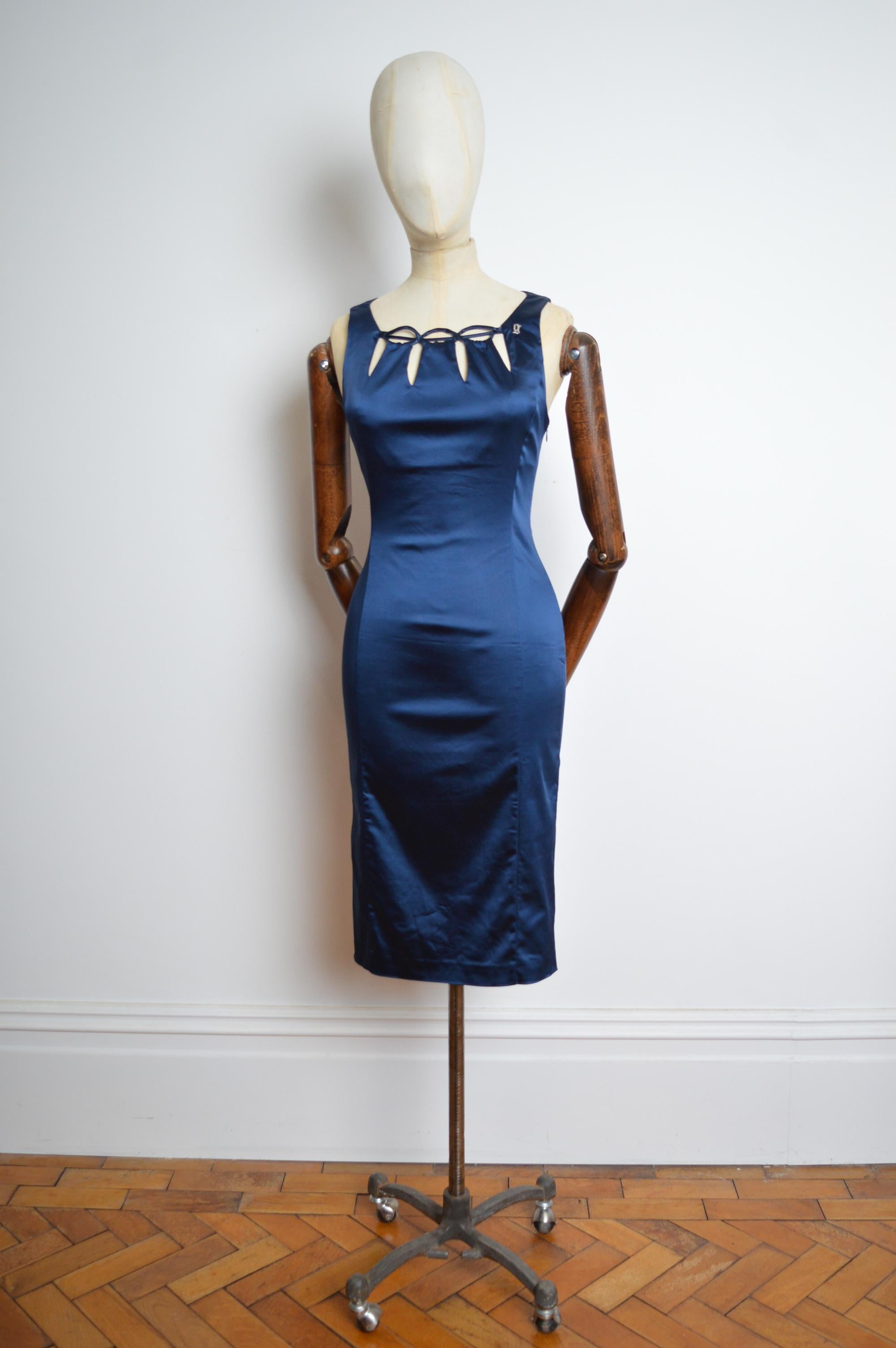 Elegante abito da cocktail John Galliano blu notte in raso elasticizzato che abbraccia la figura, caratterizzato da una bellissima linea del colletto scolpita, dettaglio decorativo 