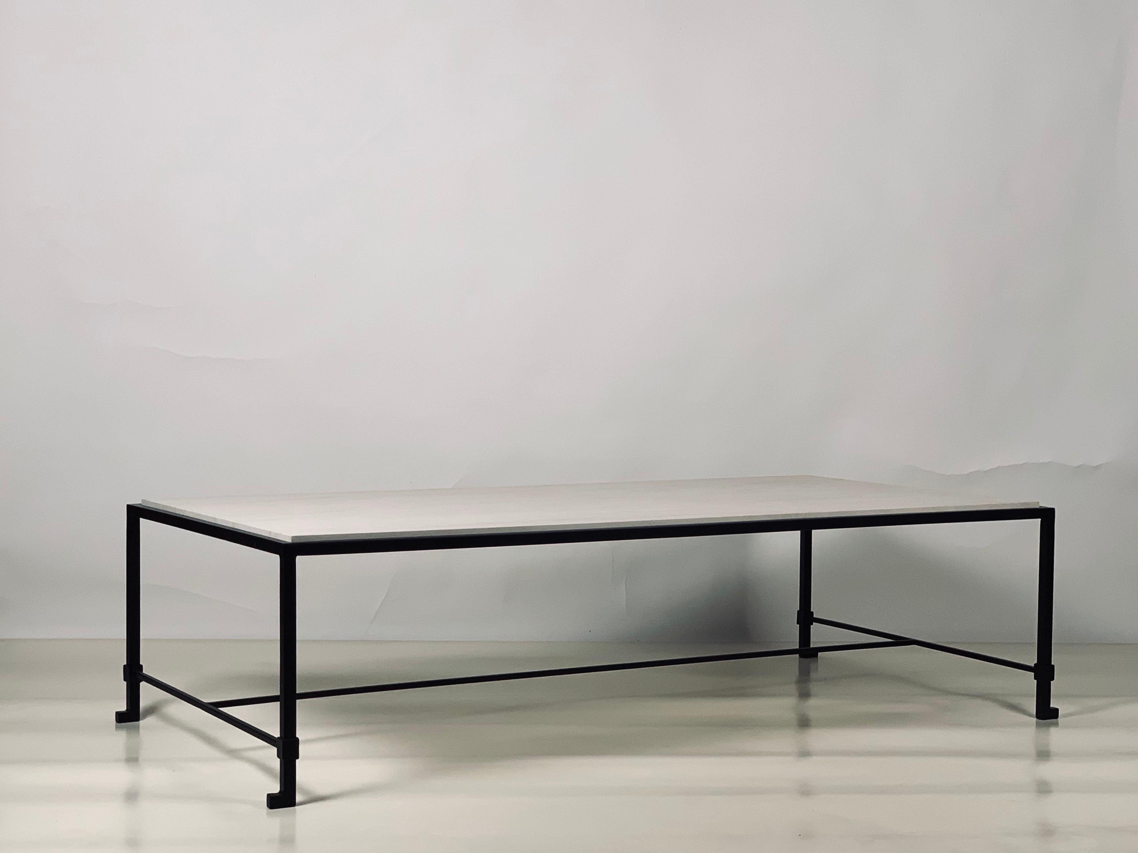 Moderne Grande table basse chic en pierre calcaire 'Diagramme' par Design Frères en vente