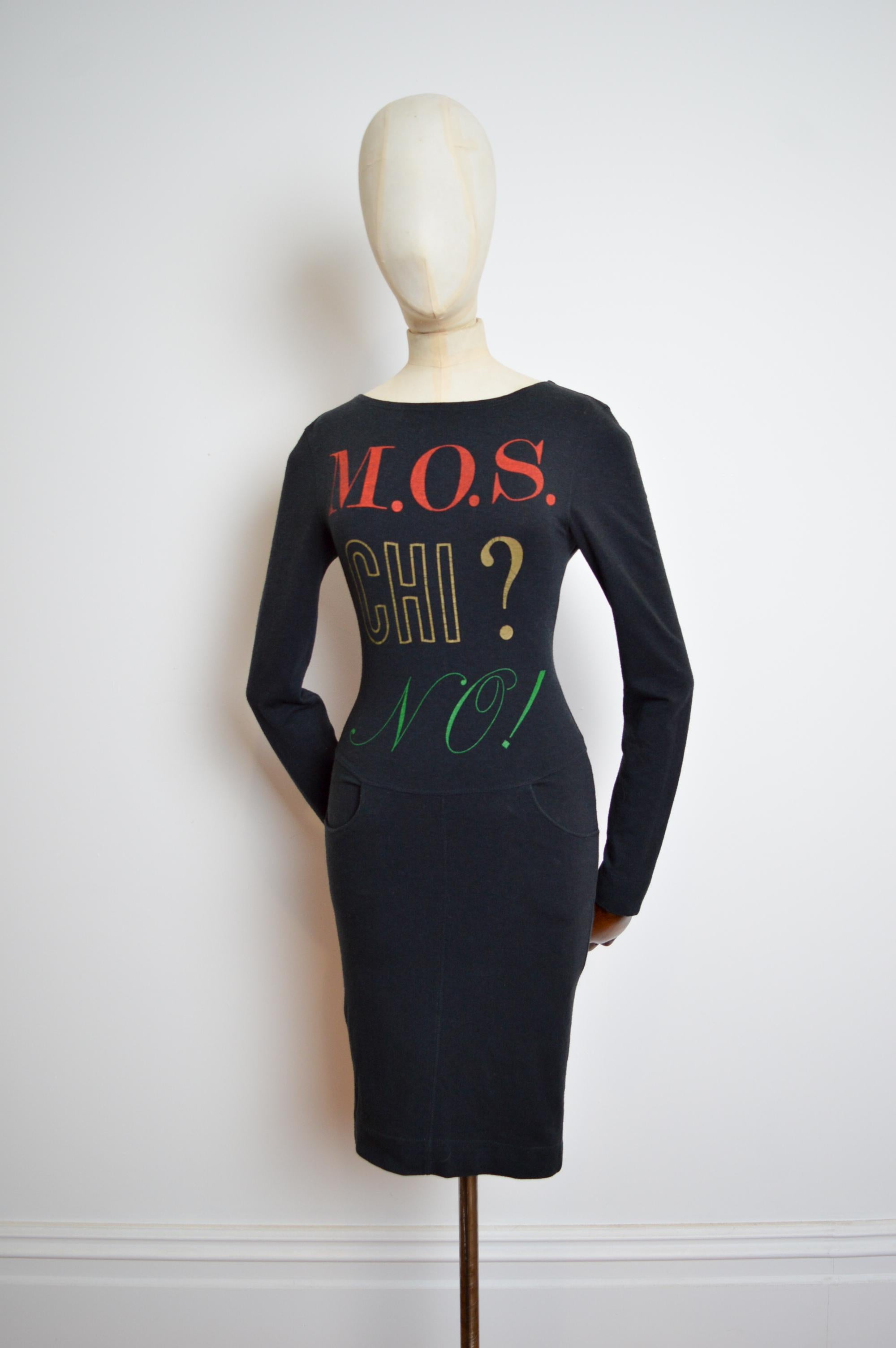 Elegante minivestido negro MOSCHINO años 90 de manga larga con body con Graphic Negro en venta