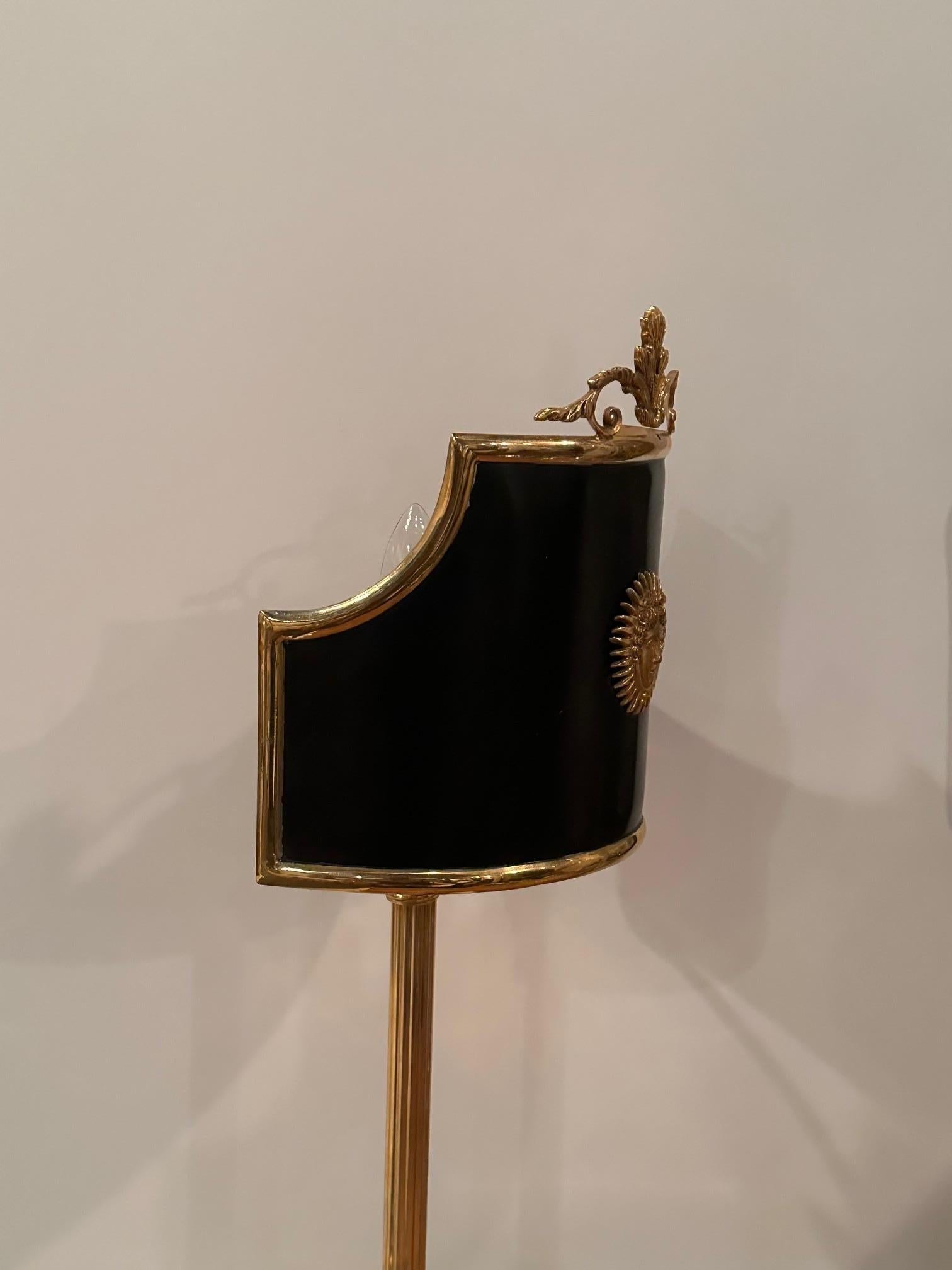 Français Lampe à poser chic de la Maison Jansen en bronze doré et ébonite noire en vente