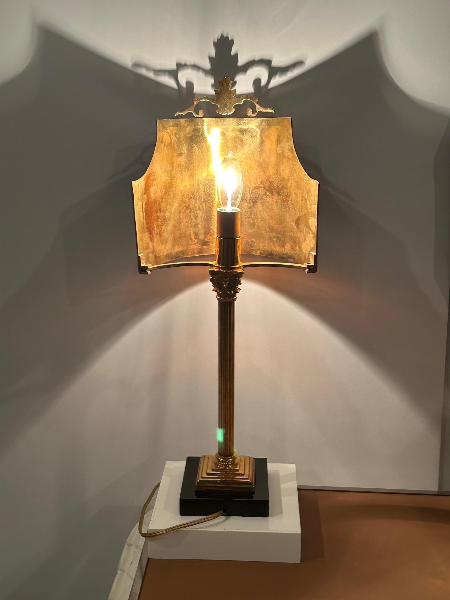 Lampe à poser chic de la Maison Jansen en bronze doré et ébonite noire Bon état - En vente à Hopewell, NJ