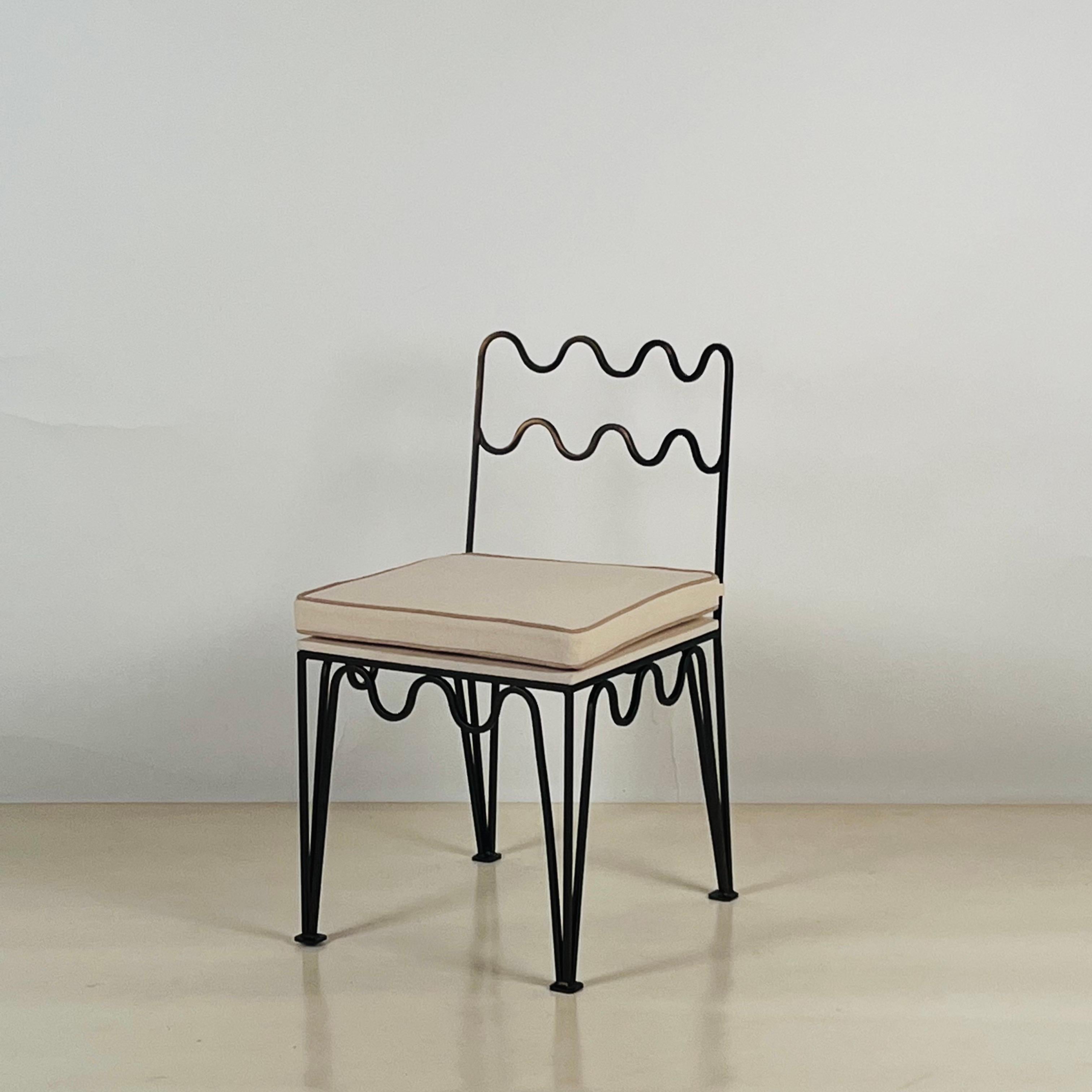 La chaise d'appoint 'Méandre'™ en bronze foncé de Design Frères®.

Chic et discret.

