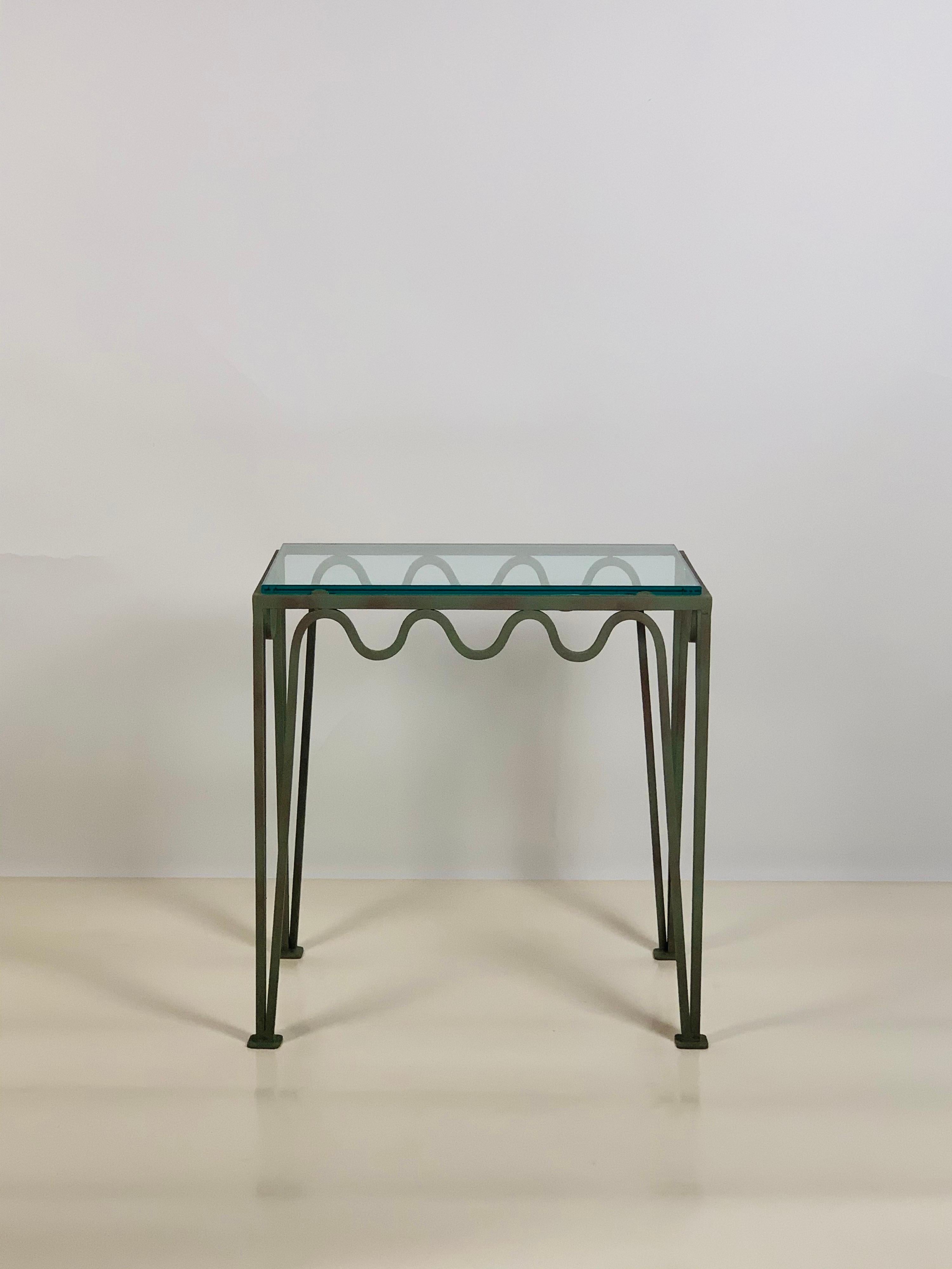 Table de nuit chic 'Méandre' en verre et vert-de-gris de Design Frères.

Base robuste en acier patiné vert-de-gris équipée d'un plateau en verre épais, facile à nettoyer. 

Inspirée par l'esthétique intemporelle du design moderne français, cette