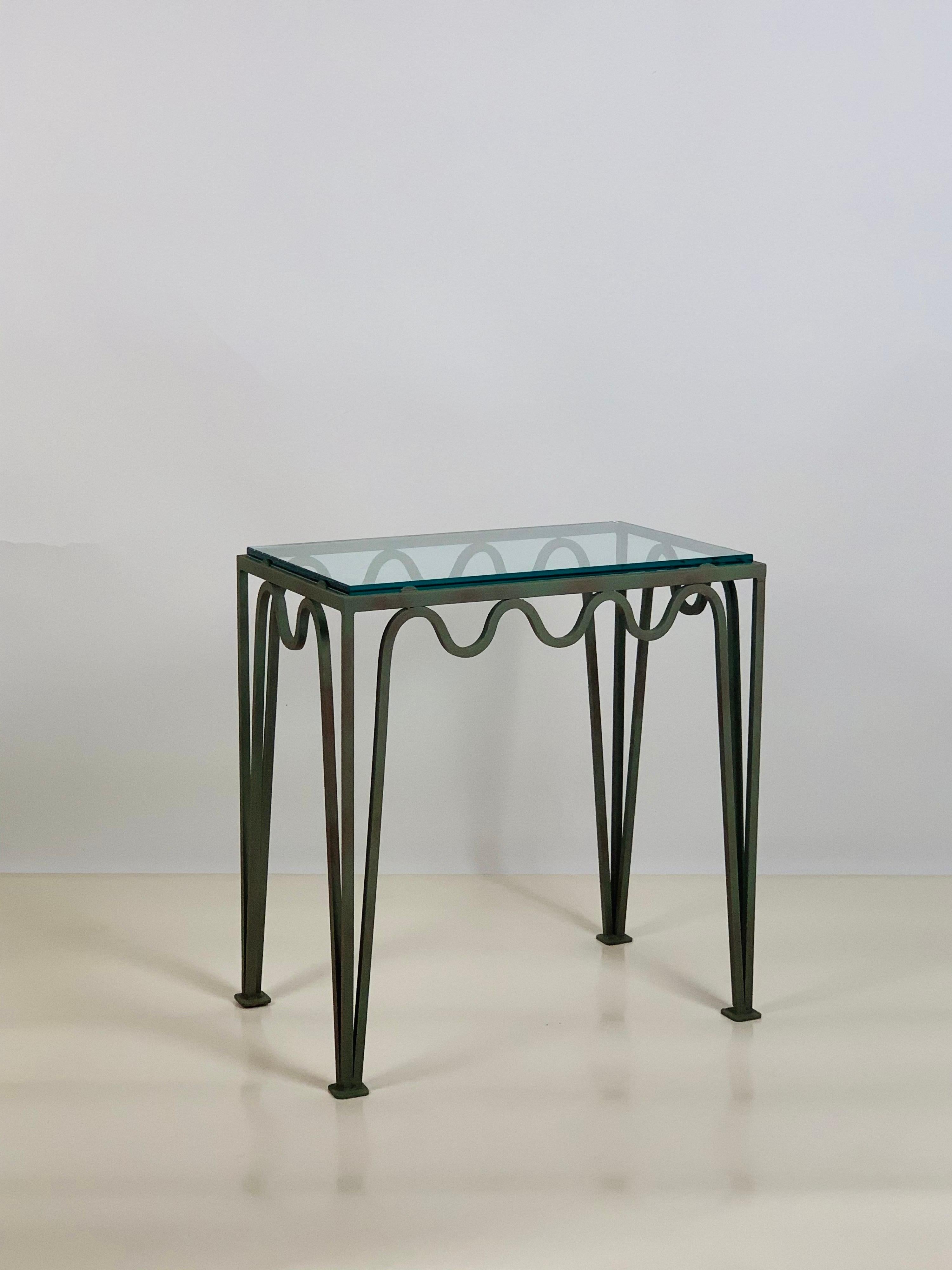 Moderne Table de nuit chic 'Méandre' en verre et vert-de-gris par Design Frères en vente