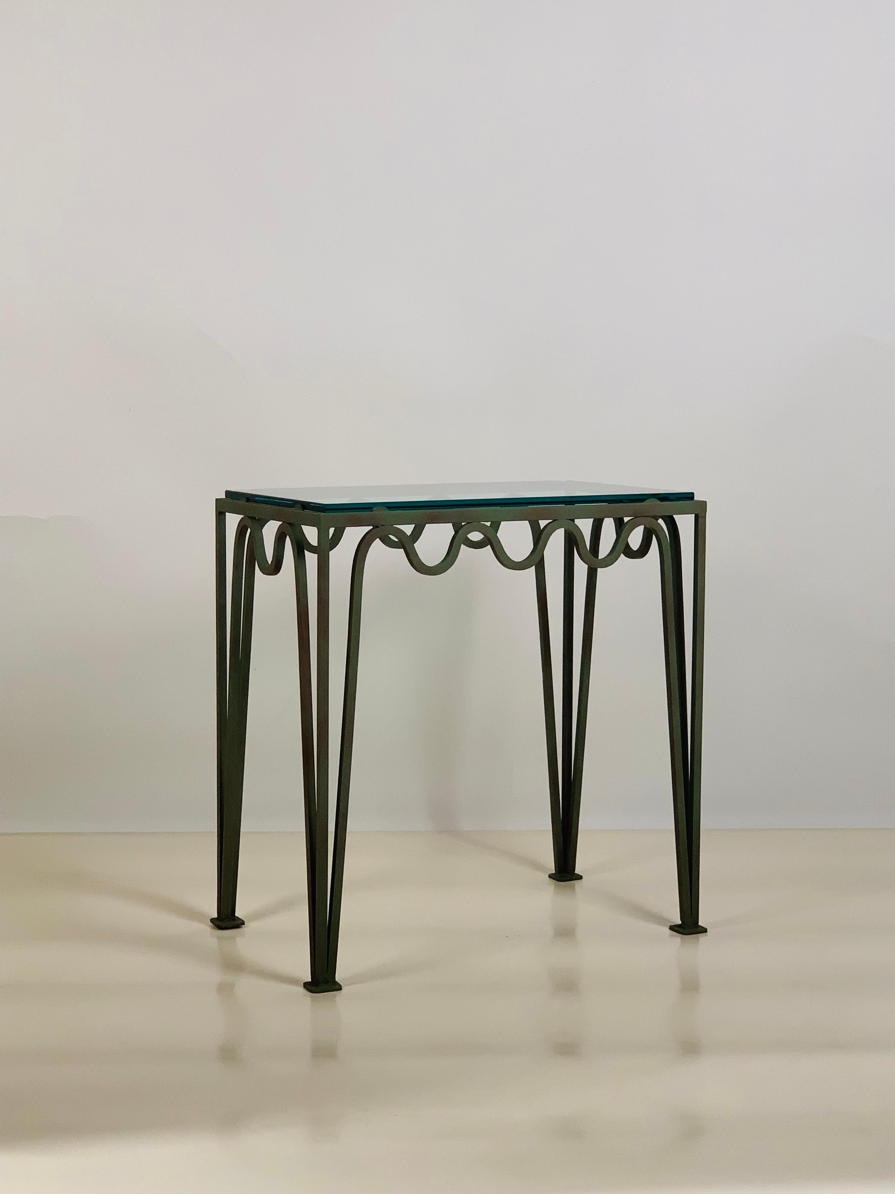 Français Table de nuit chic 'Méandre' en verre et vert-de-gris par Design Frères en vente