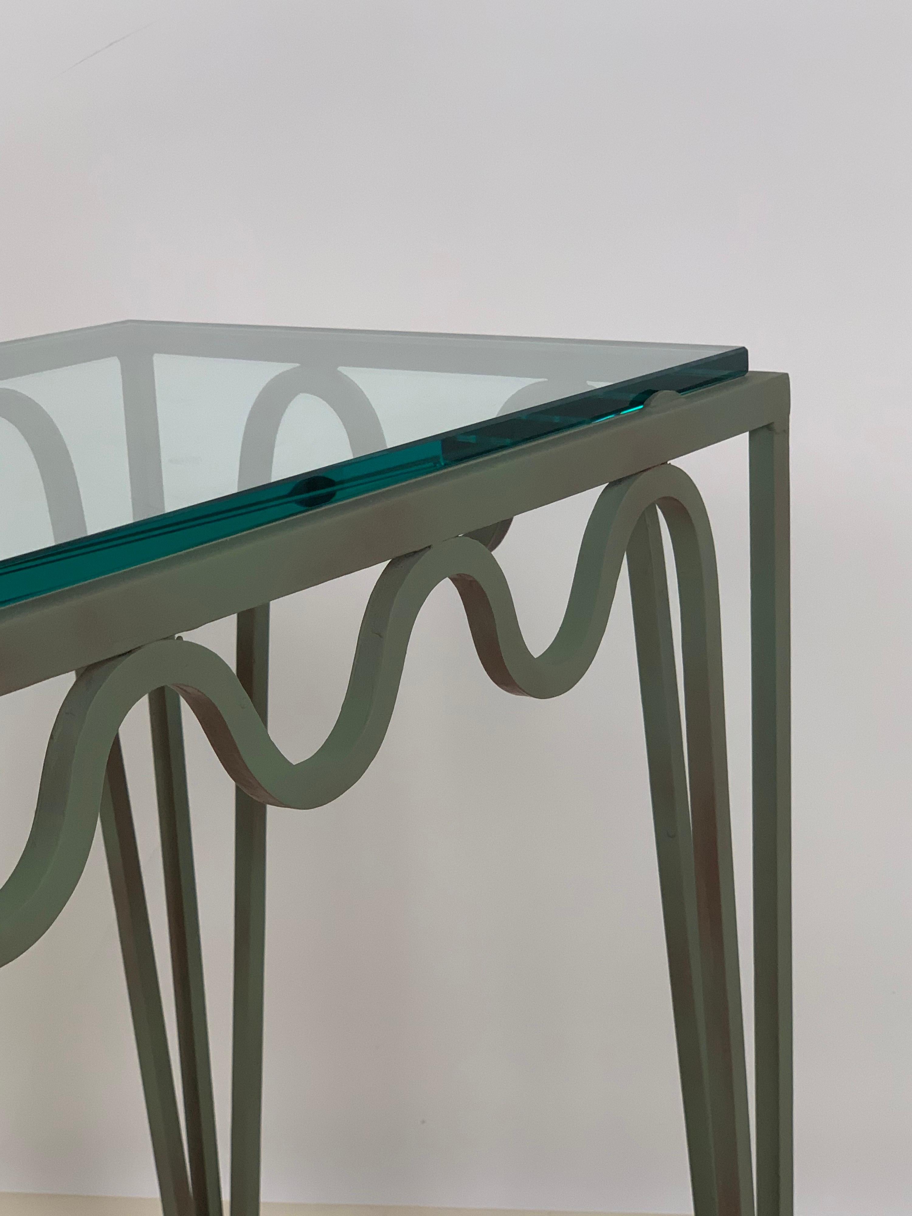 Table de nuit chic 'Méandre' en verre et vert-de-gris par Design Frères Neuf - En vente à Los Angeles, CA