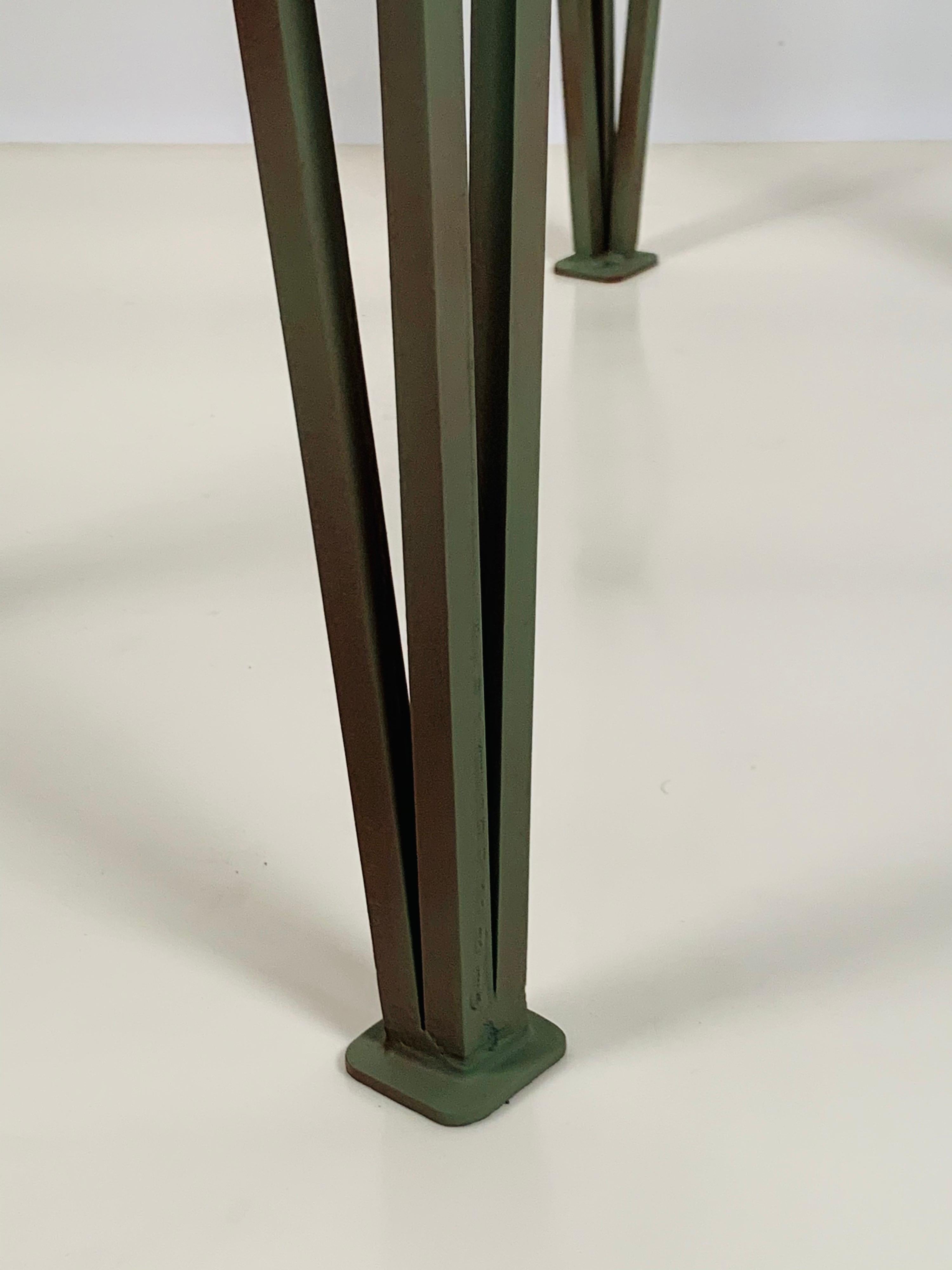 XXIe siècle et contemporain Table de nuit chic 'Méandre' en verre et vert-de-gris par Design Frères en vente