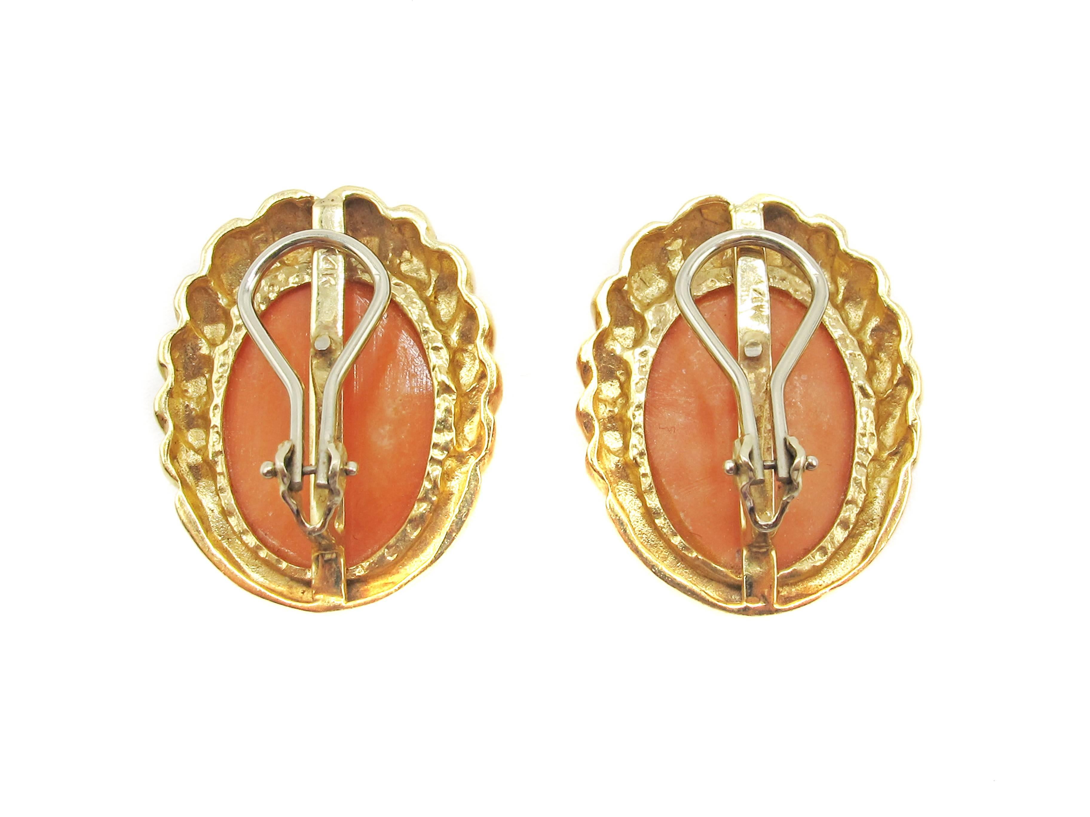 Chic Mediterranean Coral Gold Ear Clips In Excellent Condition For Sale In New York, NY