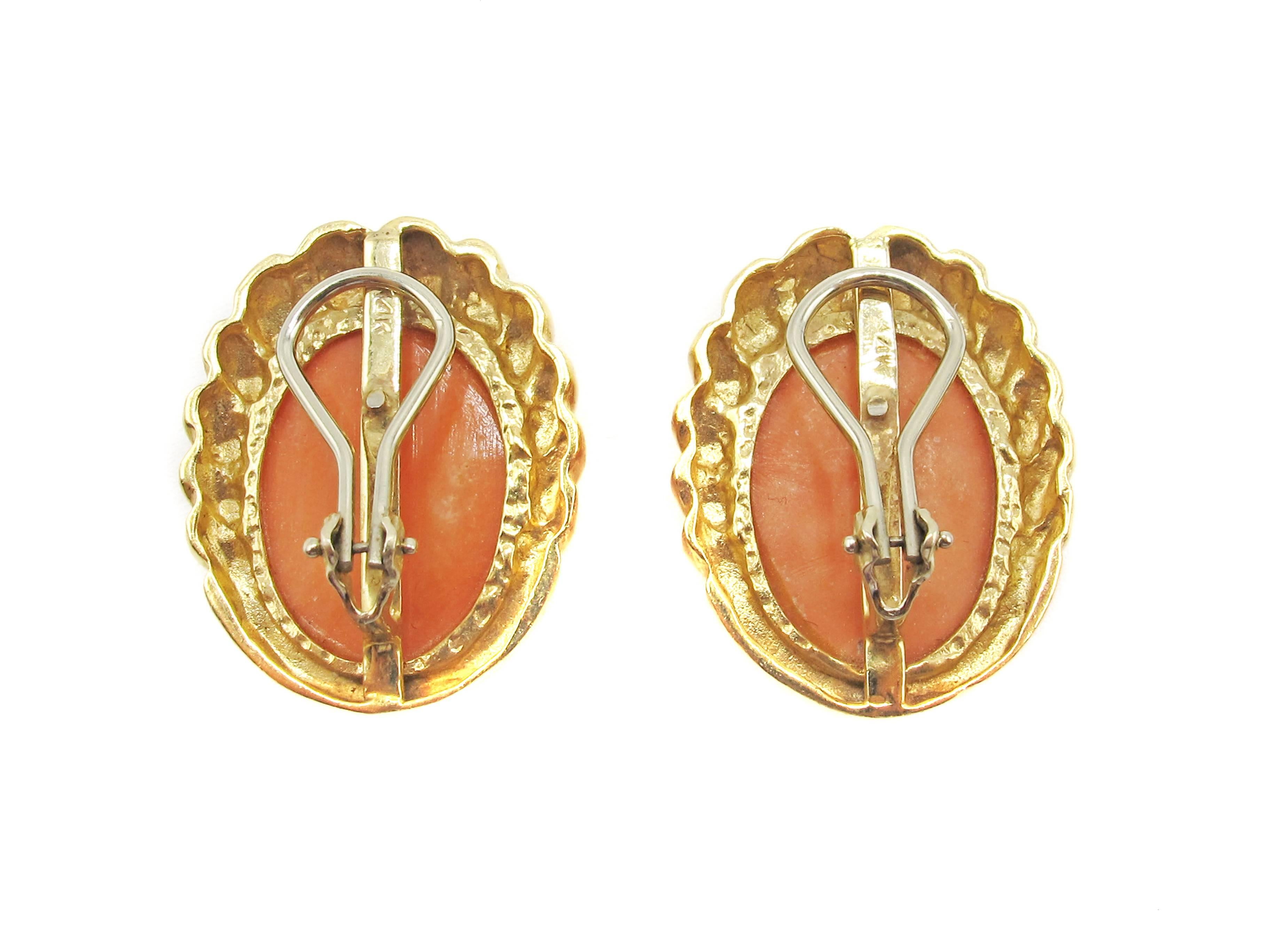Ohrclips aus Gold mit mediterraner Koralle (Cabochon) im Angebot