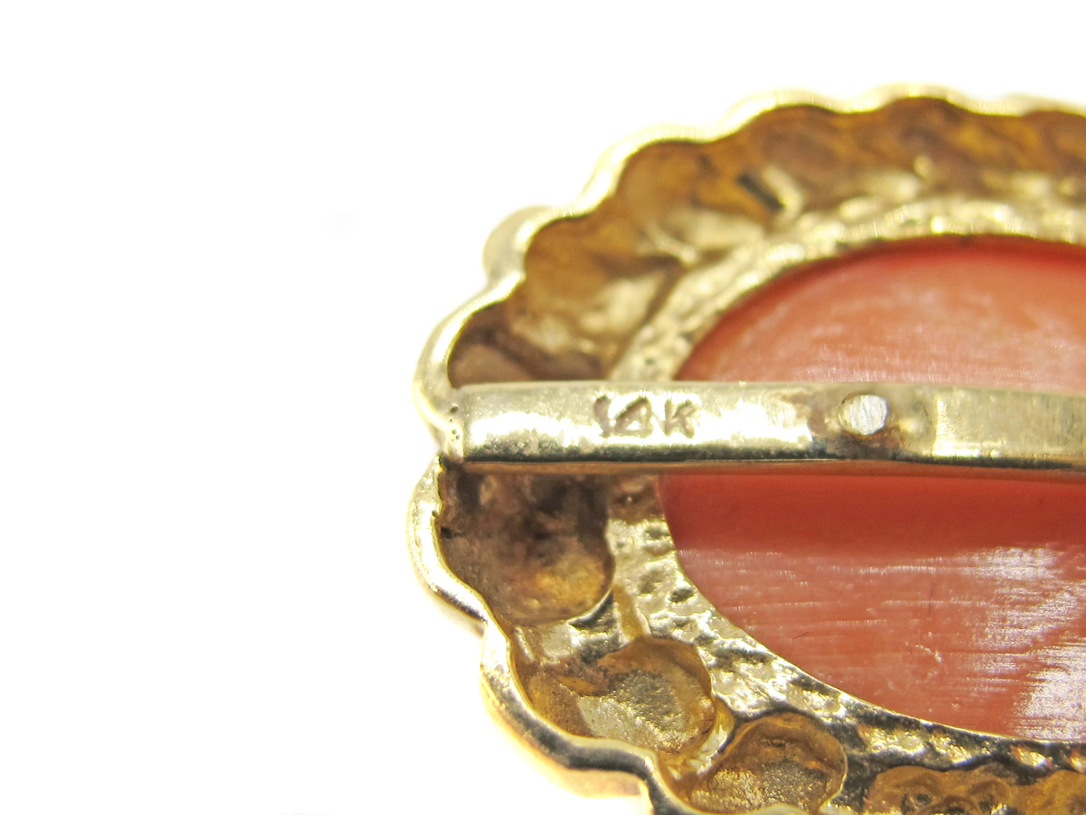 Ohrclips aus Gold mit mediterraner Koralle im Zustand „Hervorragend“ im Angebot in New York, NY