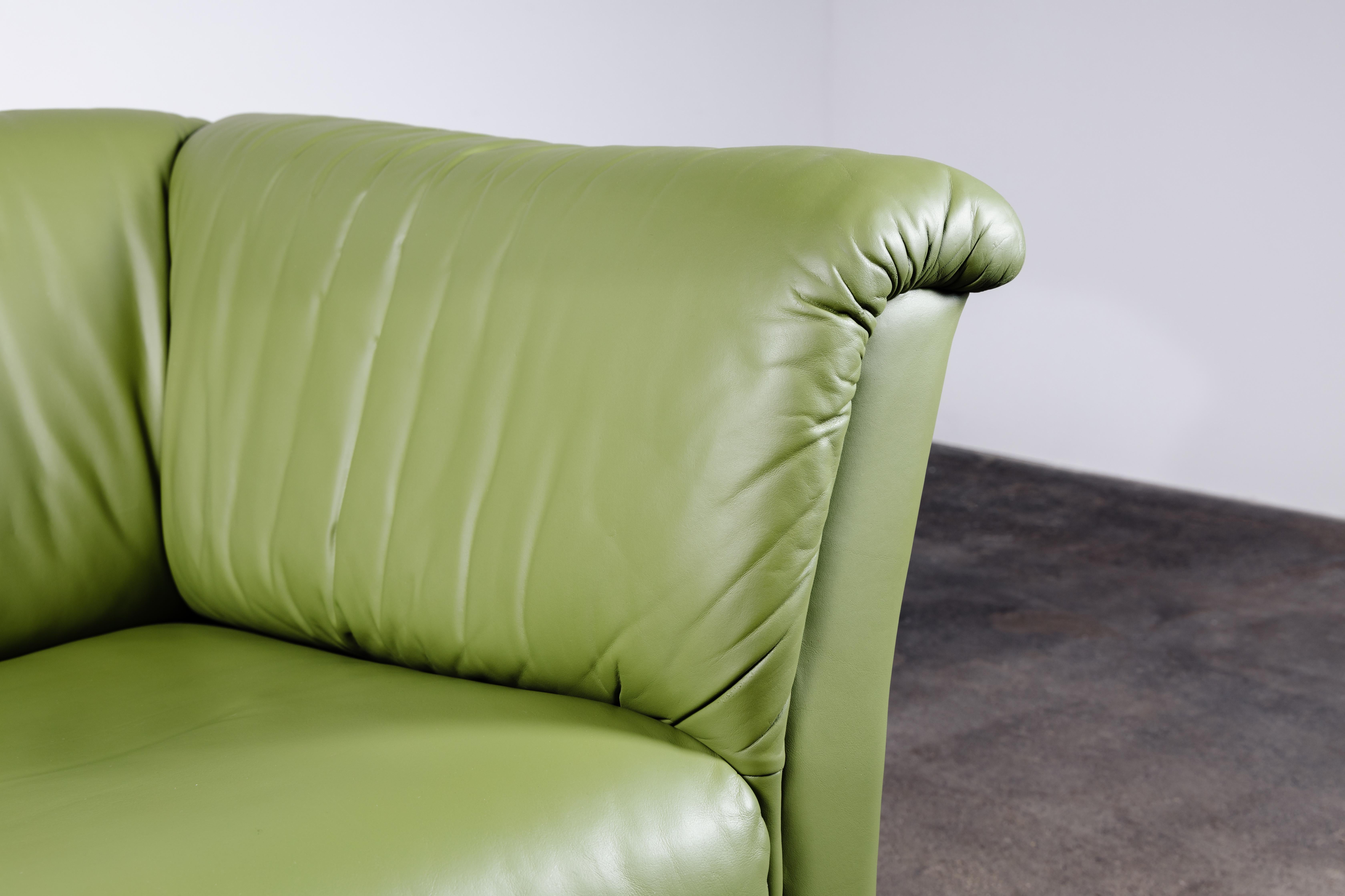 Chic Mid-Century Modern Grünes Leder Sofa / Loveseat von De Sede (Moderne der Mitte des Jahrhunderts) im Angebot